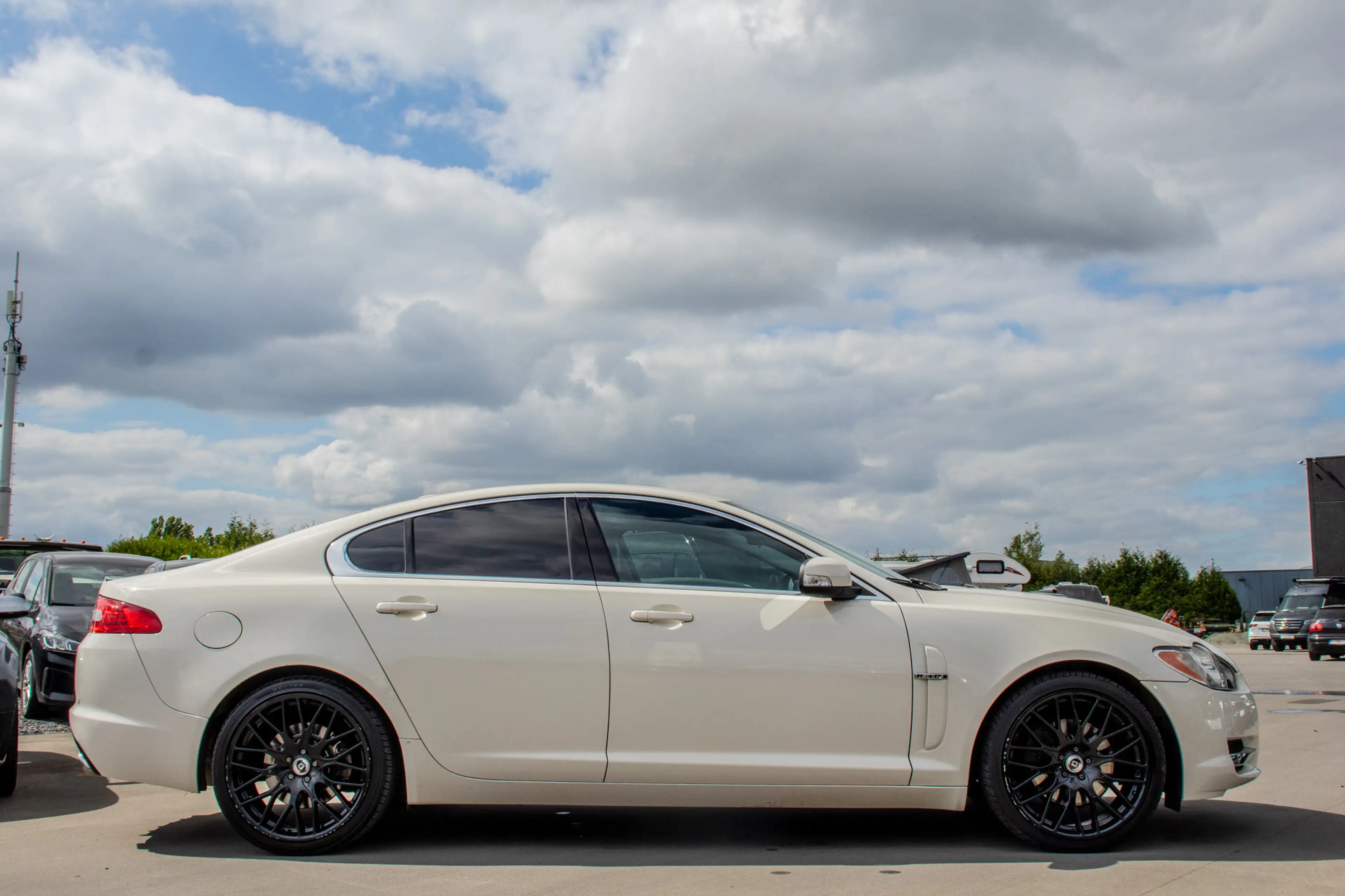 Jaguar XF 2.7 V6 aut. / CAMERA / STUURWIELVERWARMING / LEDER / XENON / LICHT EN REGENSENSOR / 20” ! — photo 7