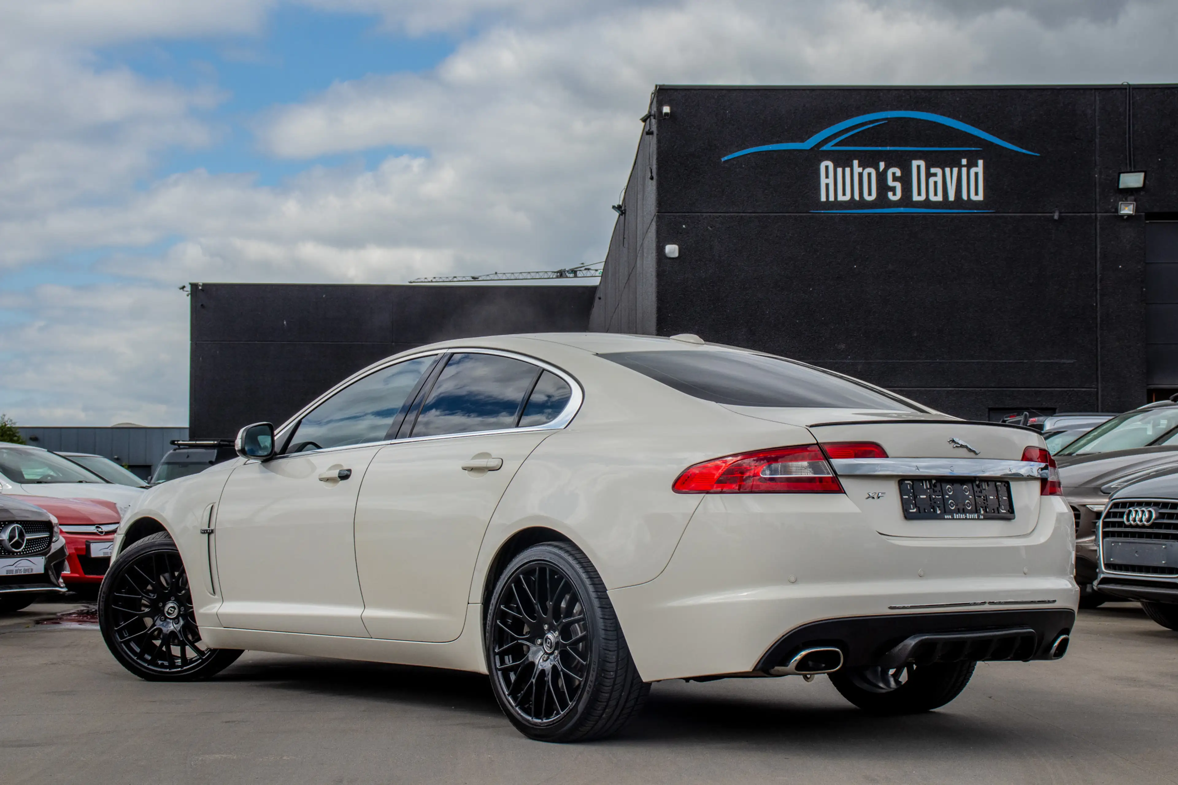 Jaguar XF 2.7 V6 aut. / CAMERA / STUURWIELVERWARMING / LEDER / XENON / LICHT EN REGENSENSOR / 20” ! — photo 2