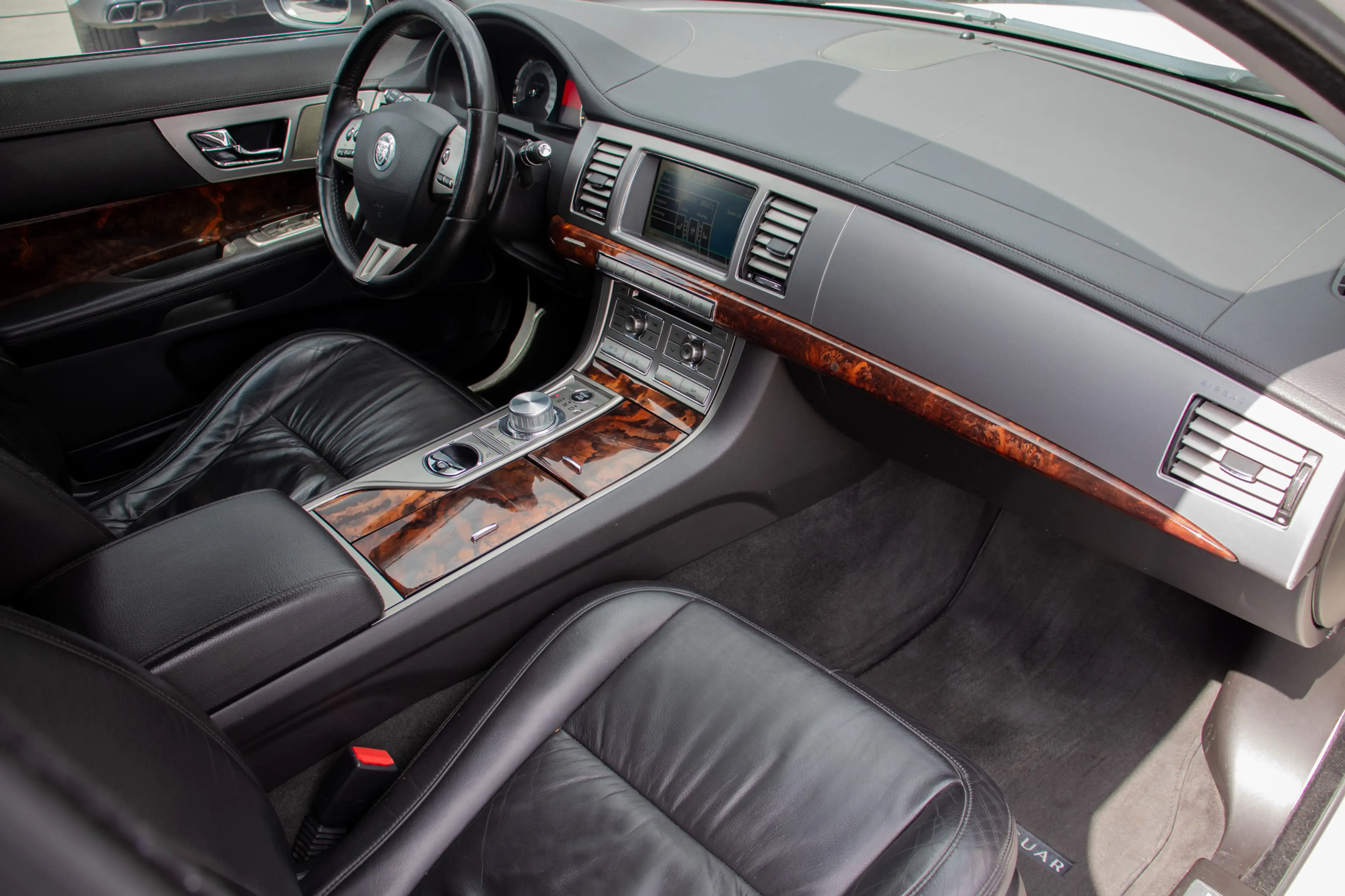 Jaguar XF 2.7 V6 aut. / CAMERA / STUURWIELVERWARMING / LEDER / XENON / LICHT EN REGENSENSOR / 20” ! — photo 14