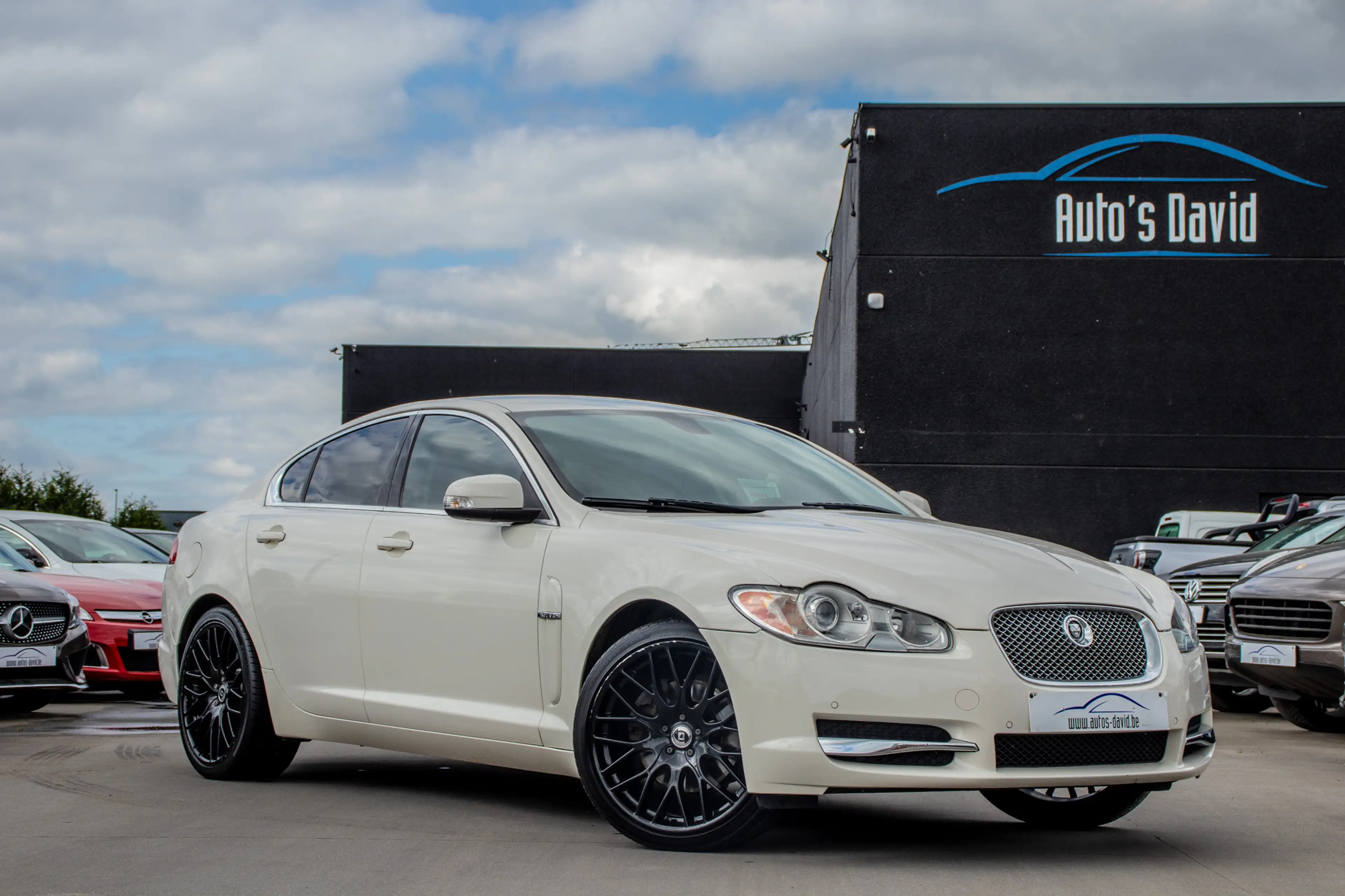 Jaguar XF 2.7 V6 aut. / CAMERA / STUURWIELVERWARMING / LEDER / XENON / LICHT EN REGENSENSOR / 20” !