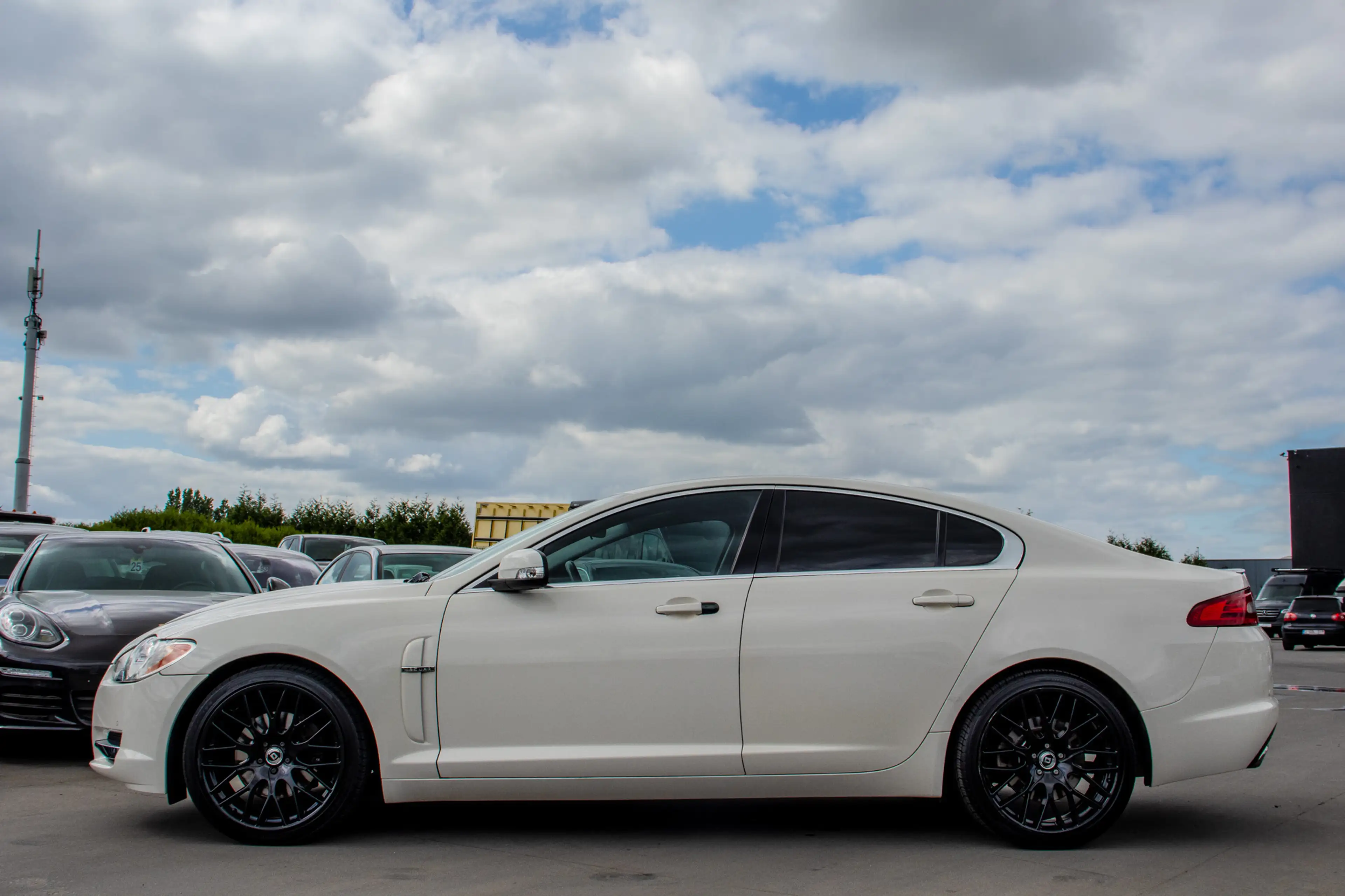 Jaguar XF 2.7 V6 aut. / CAMERA / STUURWIELVERWARMING / LEDER / XENON / LICHT EN REGENSENSOR / 20” ! — photo 11