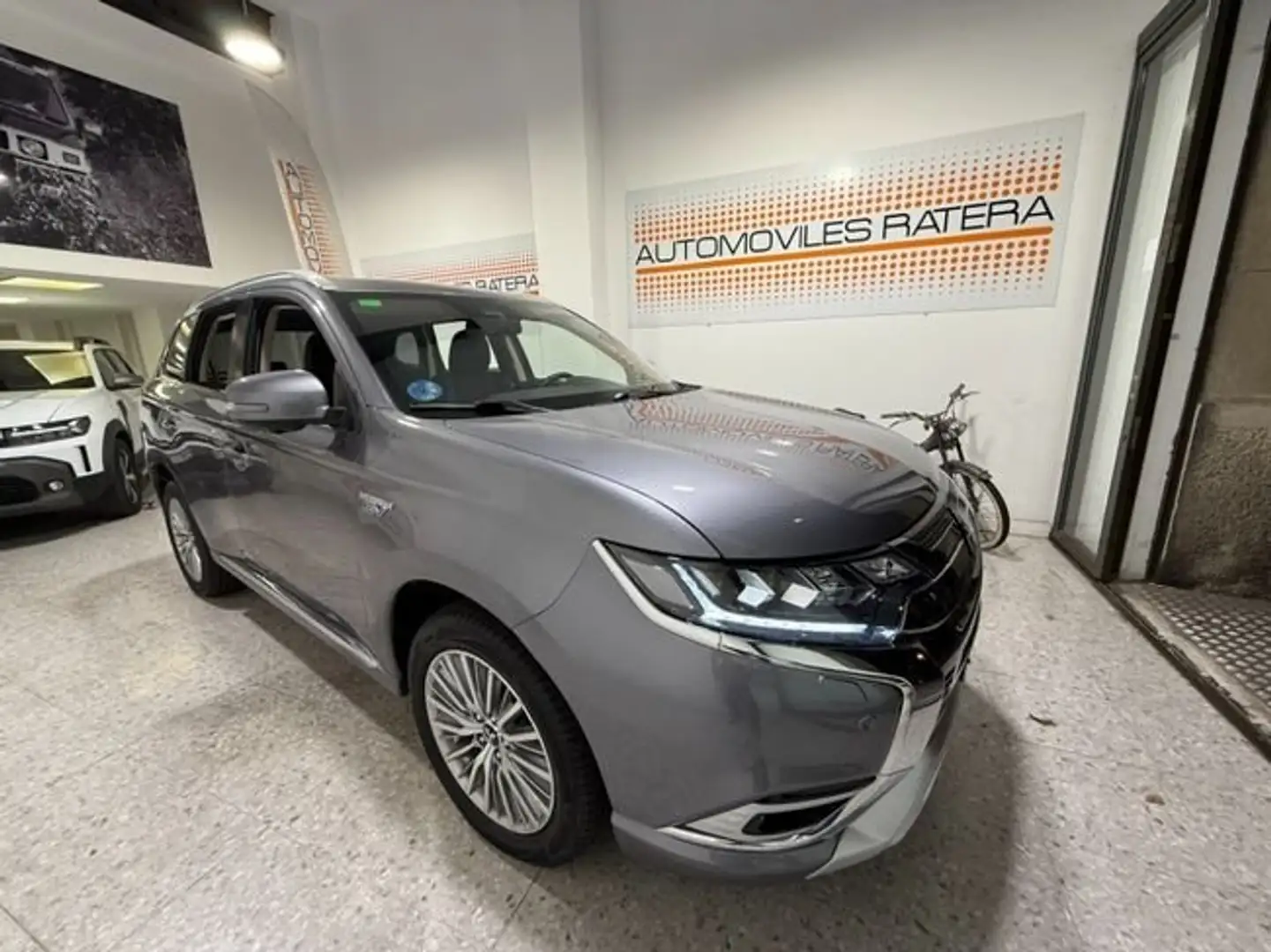 Mitsubishi Outlander PHEV Motion 4WD Grau - 1