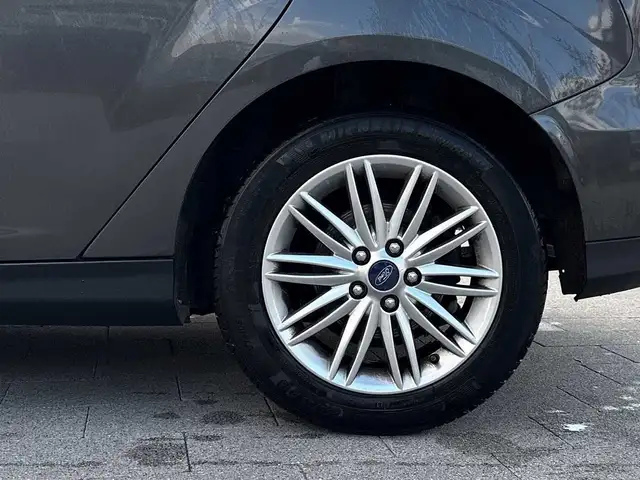 Ford Focus view 9
