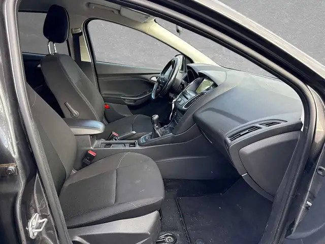 Ford Focus view 3