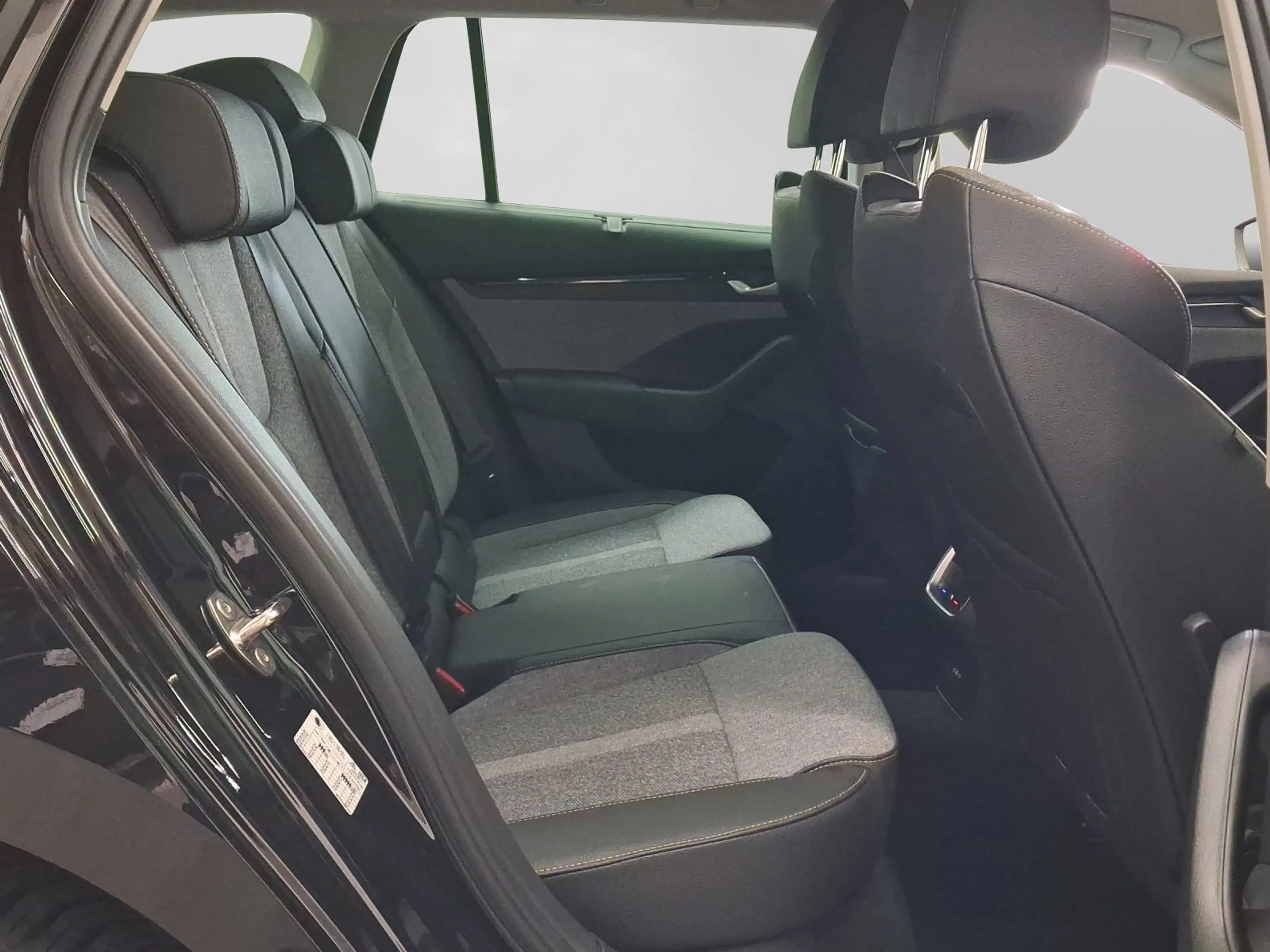 Skoda Octavia Combi 2.0 TDI DSG TOUR NAVI AREA-VIEW AC — photo 6