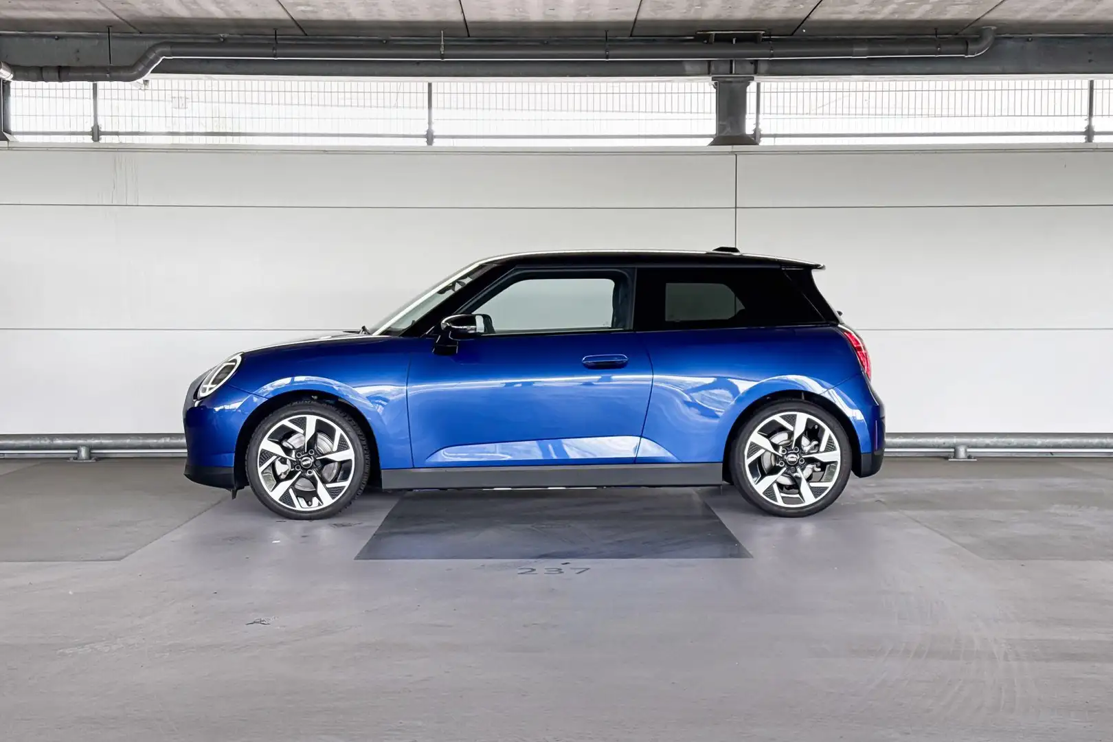 MINI Cooper E 3-deurs Favoured M 40.7 kWh Azul - 2