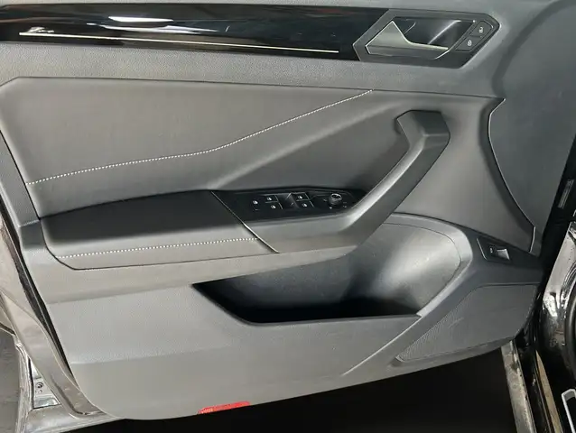 Volkswagen T-Roc view 5