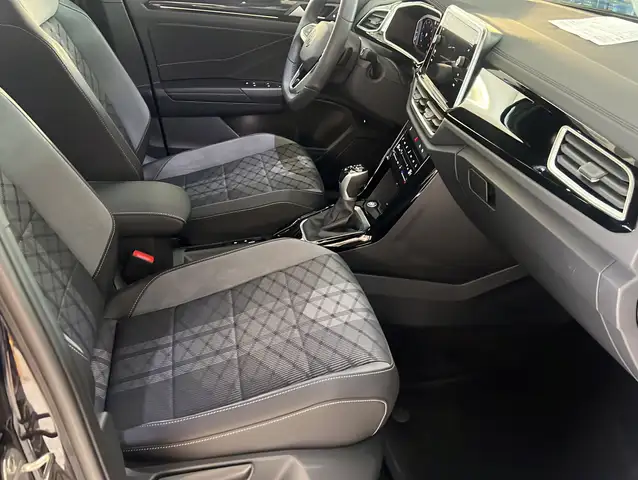 Volkswagen T-Roc view 18