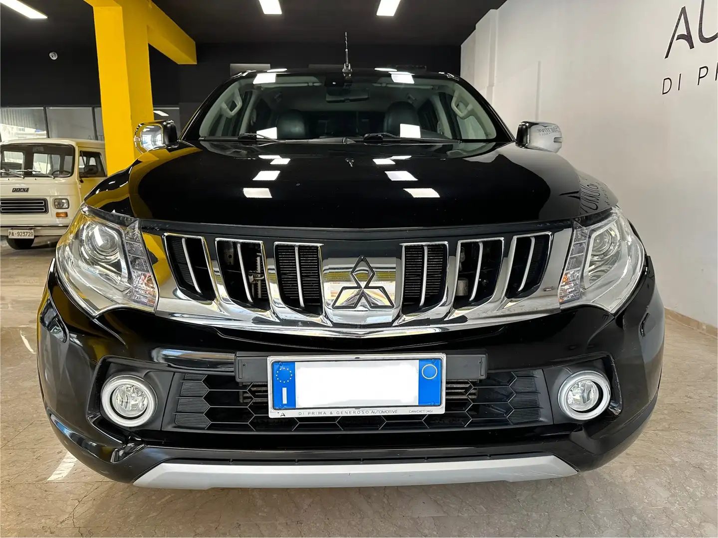 Mitsubishi L200 L200 d.cab 2.4d Intense Diamond Pack 4wd 181cv N1 Noir - 1