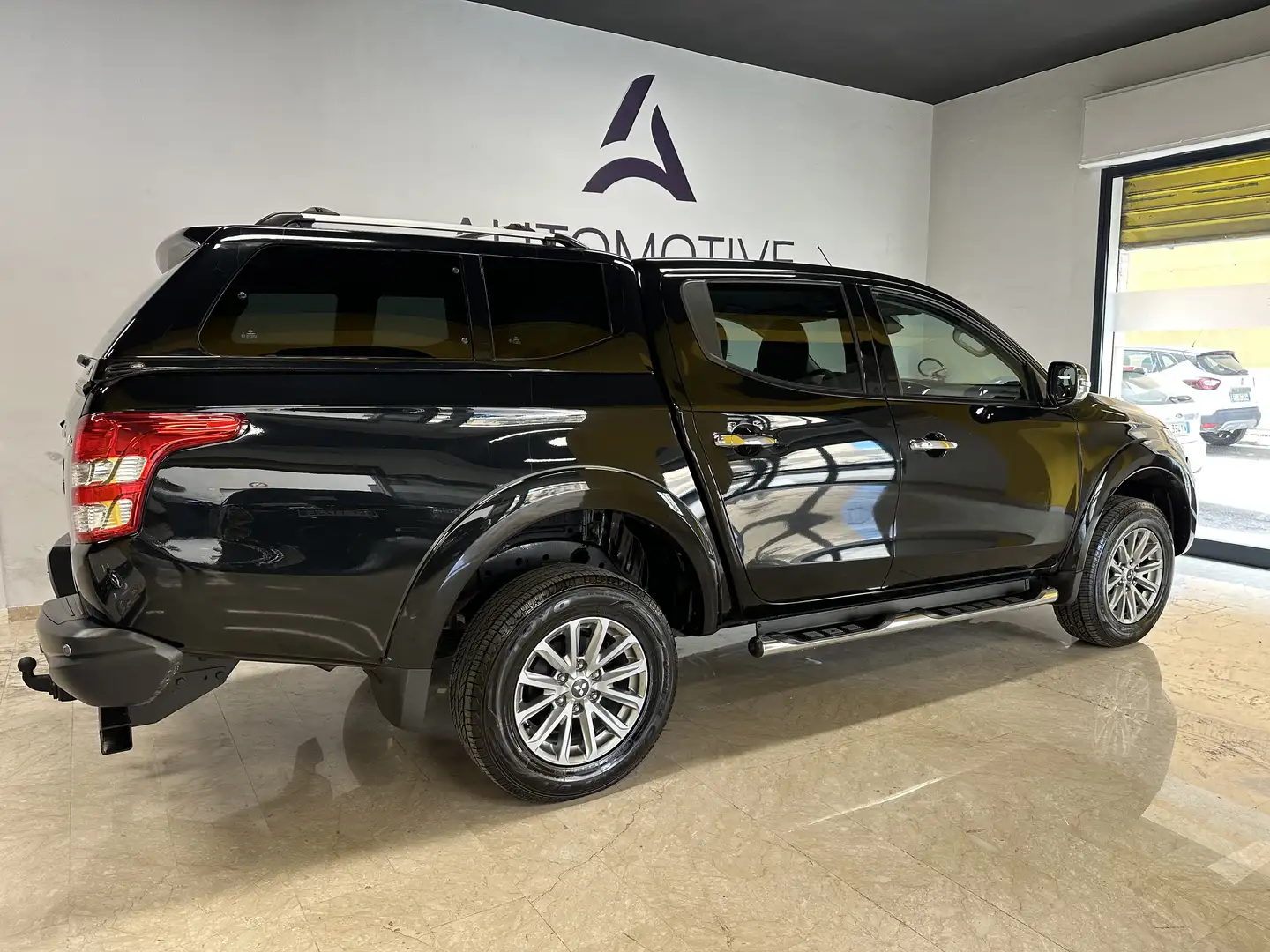 Mitsubishi L200 L200 d.cab 2.4d Intense Diamond Pack 4wd 181cv N1 Noir - 2