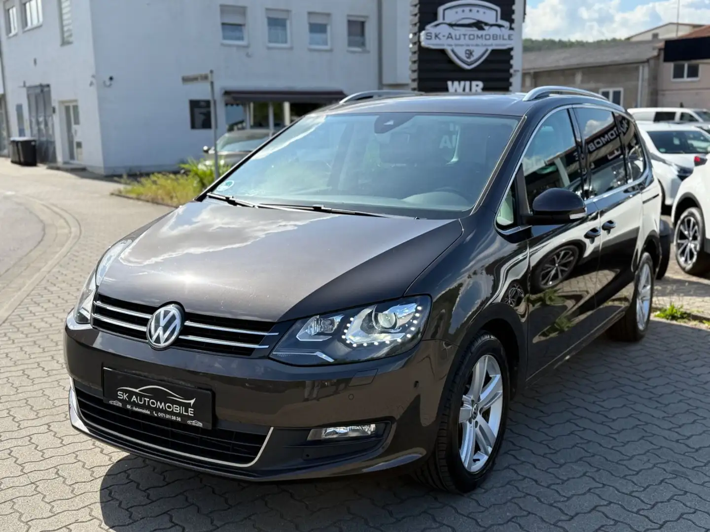Volkswagen Sharan 2.0TDI DSG 1.HAND-LED-NAVI-AHK-SPUR-81KM Чорний - 2