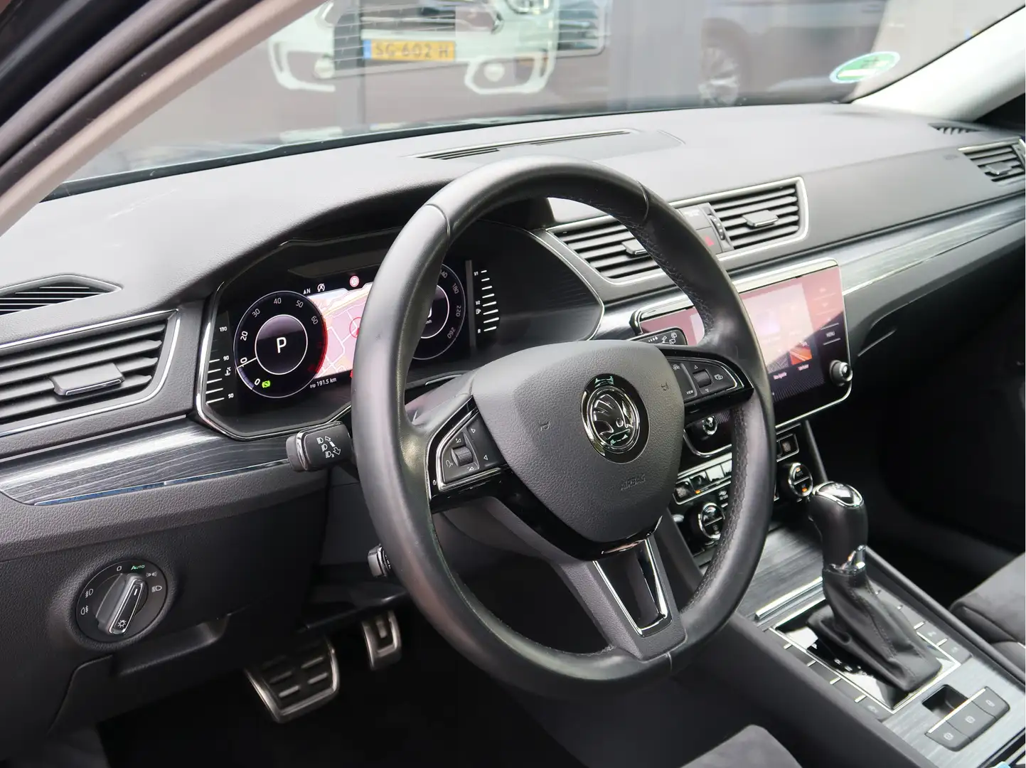 Skoda Superb 1.5 TSI Business Edition | Elektr Trekhaak | Leder Grijs - 2