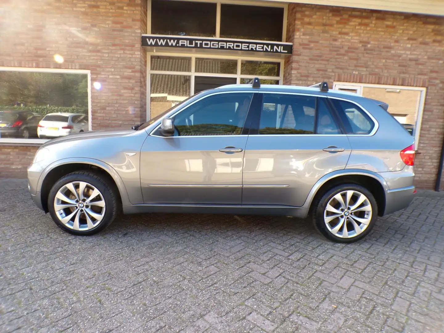 BMW X5 3.0sd High Executive Automaat / Leder / Panoramada Grijs - 2