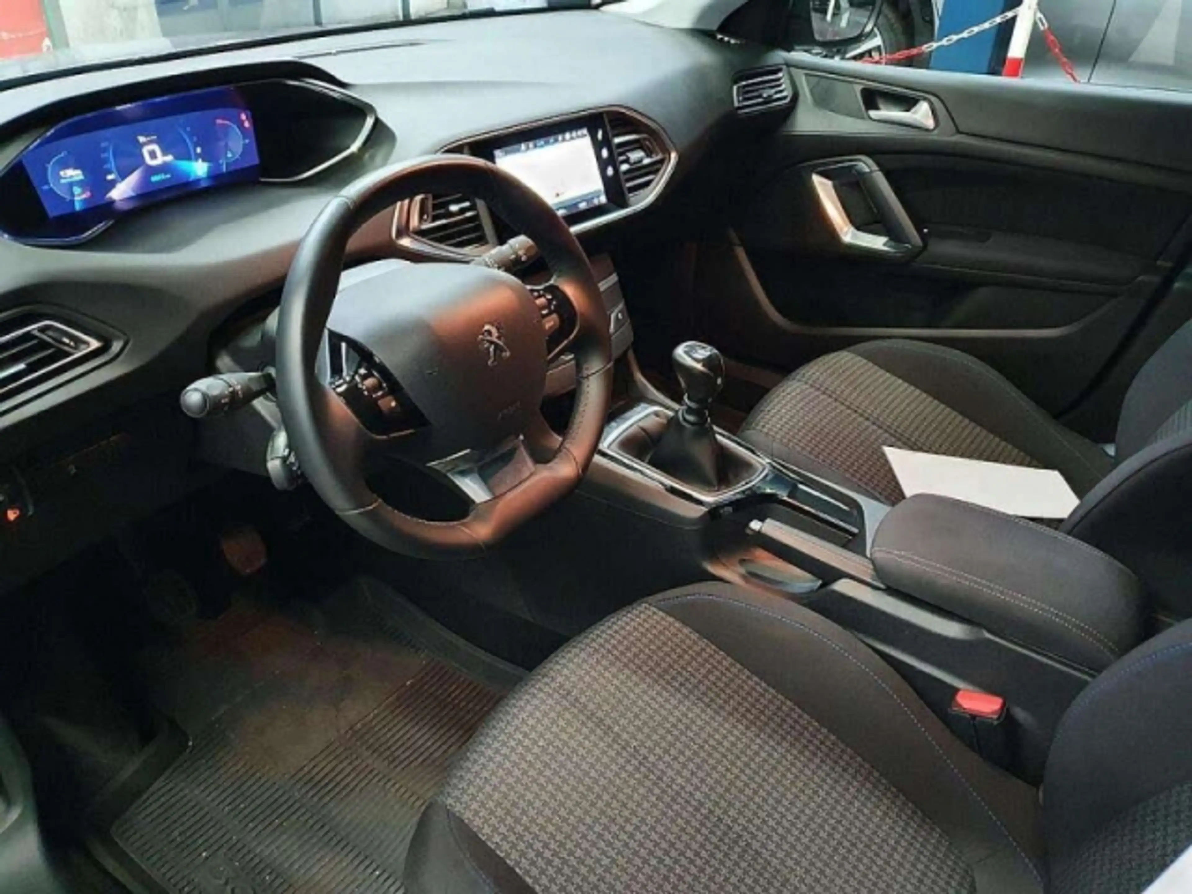 Peugeot 308 308 STYLE BHDI130 EAT8 1,2 — photo 11