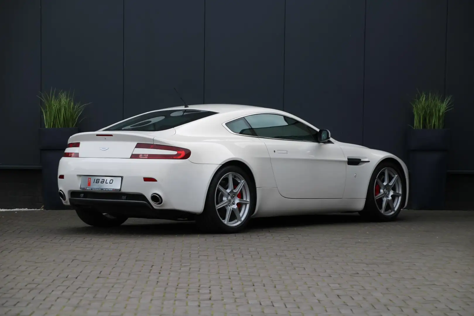 Aston Martin Vantage V8 | Handbak 6 | Pearl White | BTW-auto | Blanc - 2