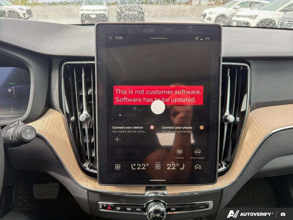 2026 Volvo XC60 T8 AWD Plus Dark Theme thumb 18