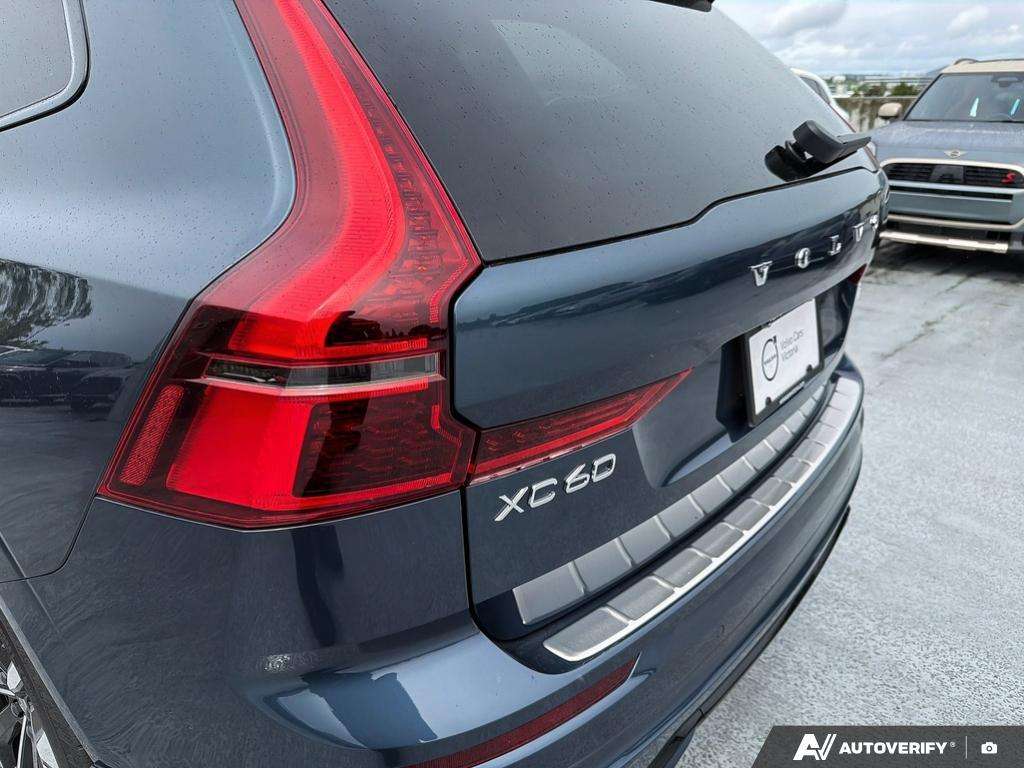 2026 Volvo XC60 T8 AWD Plus Dark Theme thumb 10