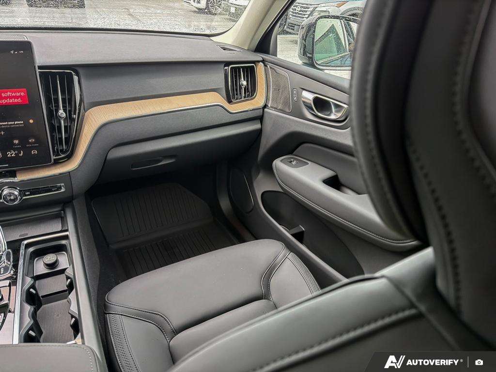 2026 Volvo XC60 T8 AWD Plus Dark Theme thumb 24