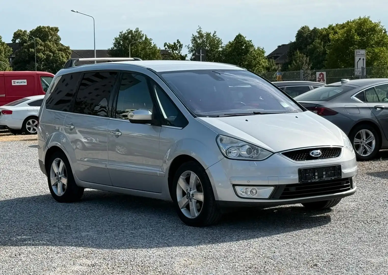 Ford Galaxy Titanium 2.0 TDCI 7-SITZER+NAVI+PDC+AHK Silber - 1