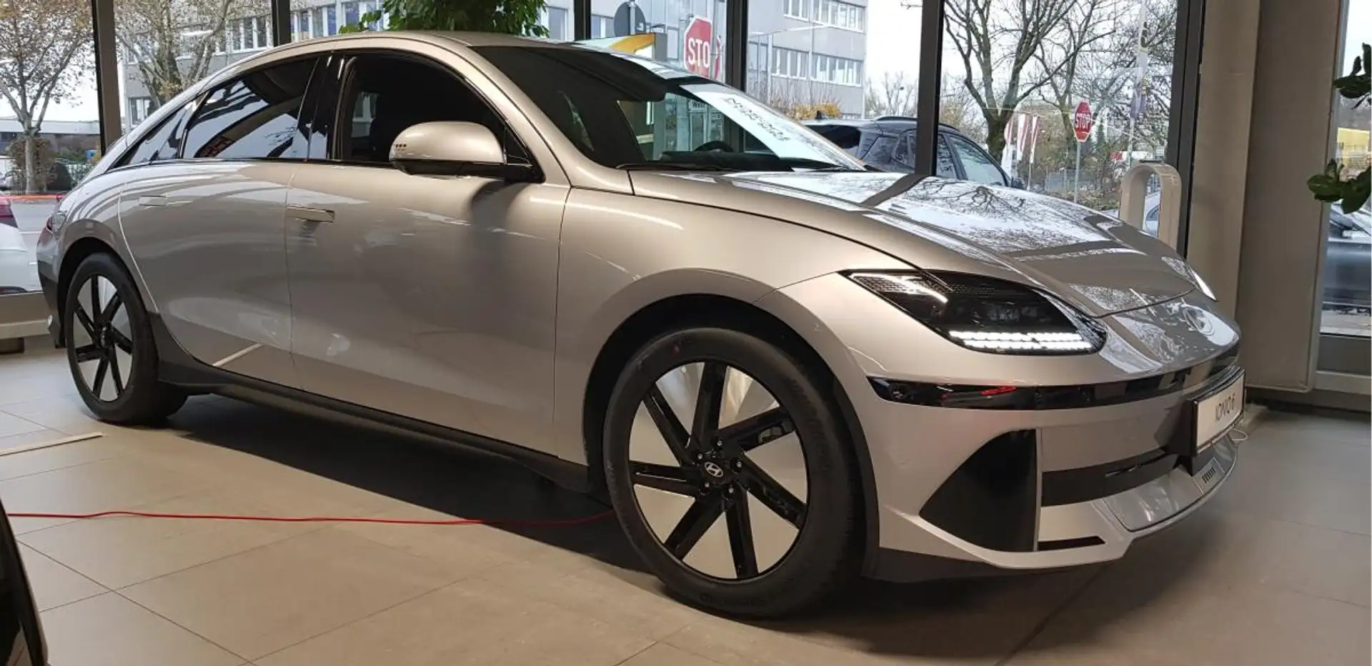 Hyundai IONIQ 6 77,4 kWh, 229PS, 2WD, UNIQ-Ausstattung, Privat+ Ge Silber - 1