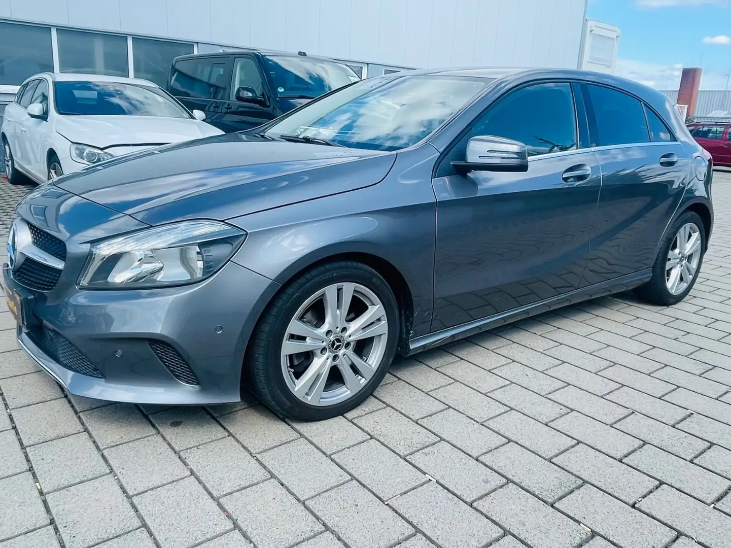 Mercedes-Benz A 200 A-Klasse A 200 BlueEfficiency Szary - 2