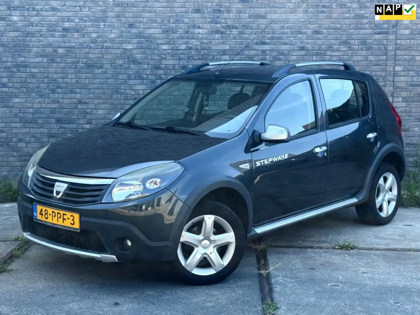 Dacia Sandero 1.6 Stepway Airco Grijs - 1