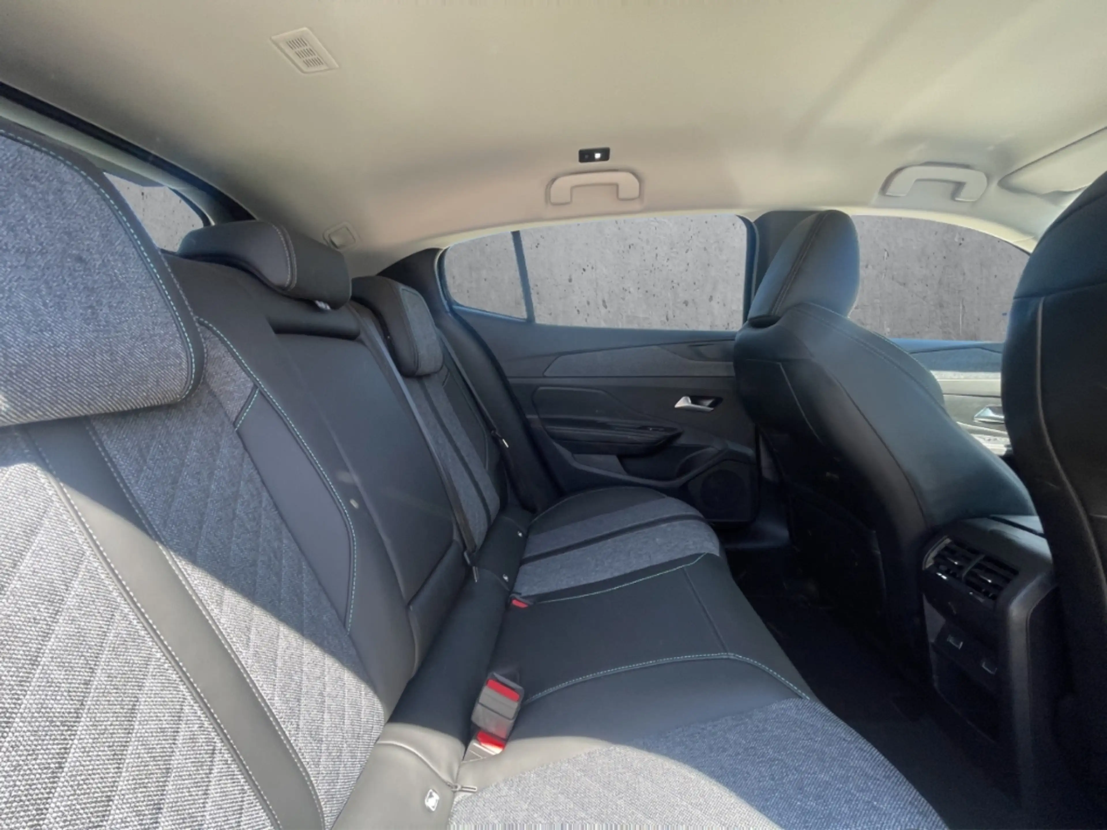 Peugeot 408 Allure PureTech 130 EAT8 AHK-abnehmbar Navi Memory — photo 14