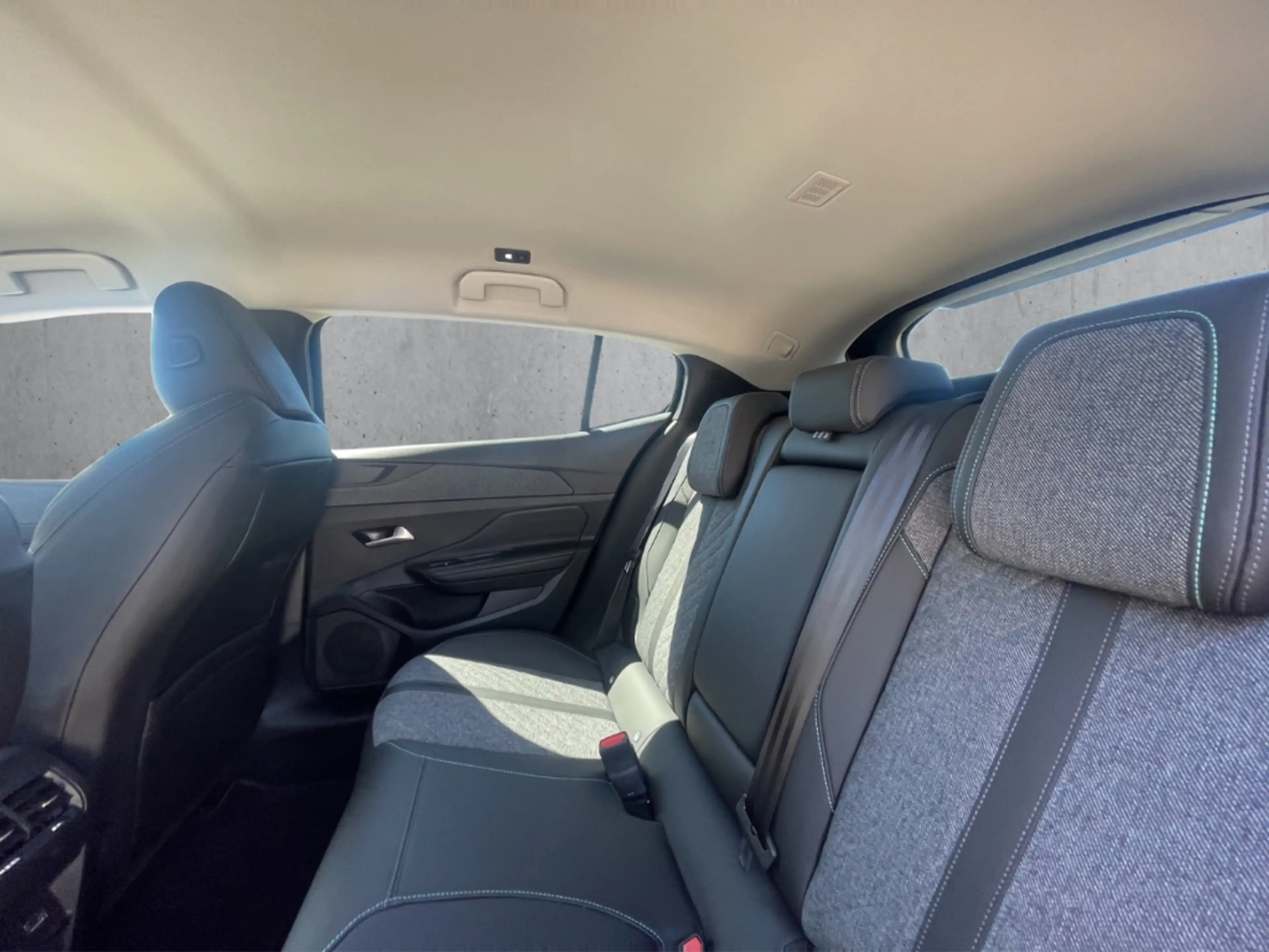 Peugeot 408 Allure PureTech 130 EAT8 AHK-abnehmbar Navi Memory — photo 8