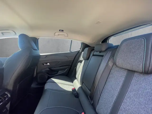 Peugeot 408 view 8