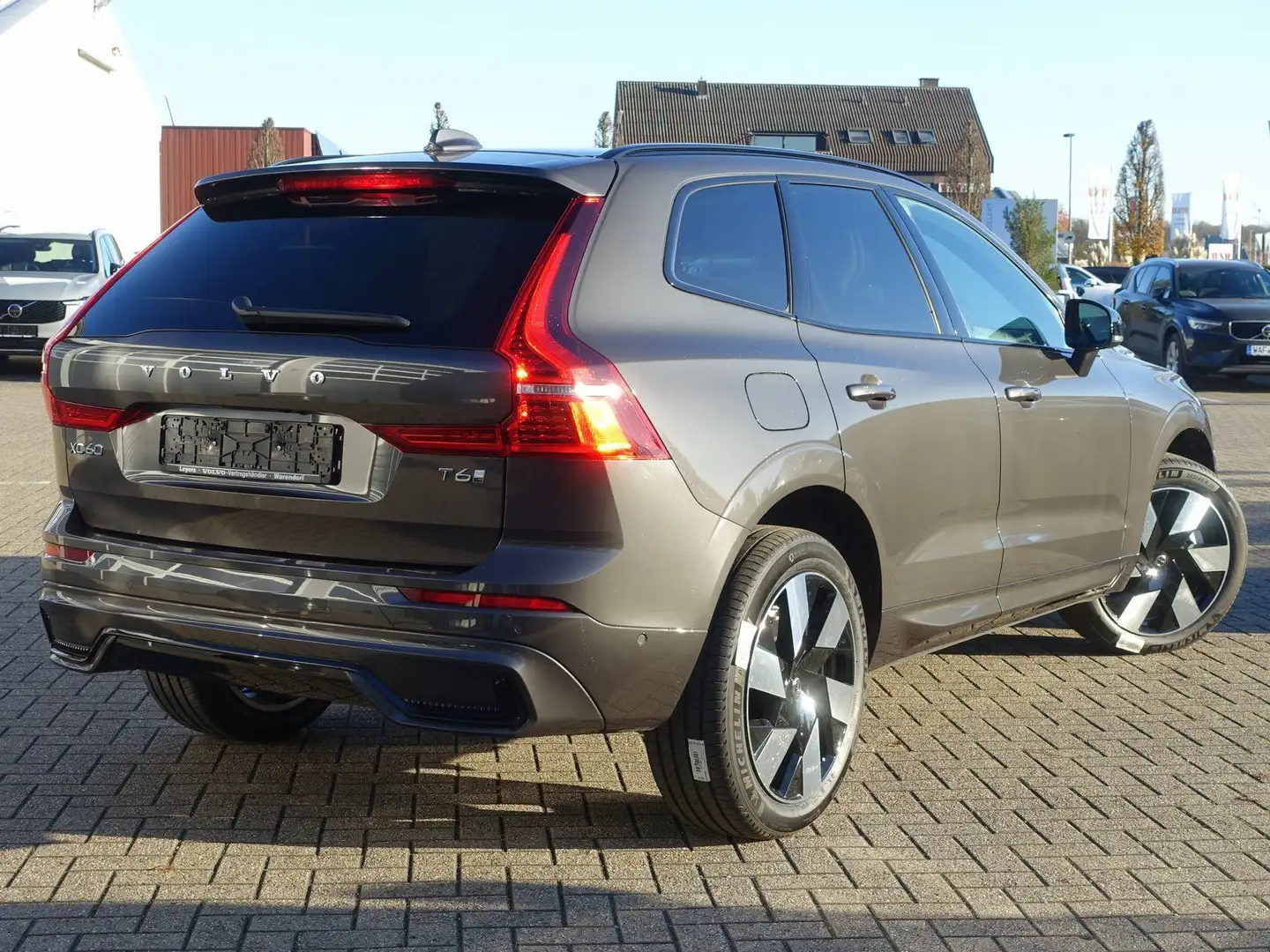 Volvo XC60 Plus T6 AWD Plug-in Hybrid/360°Cam/AHK/BLIS Grau - 2