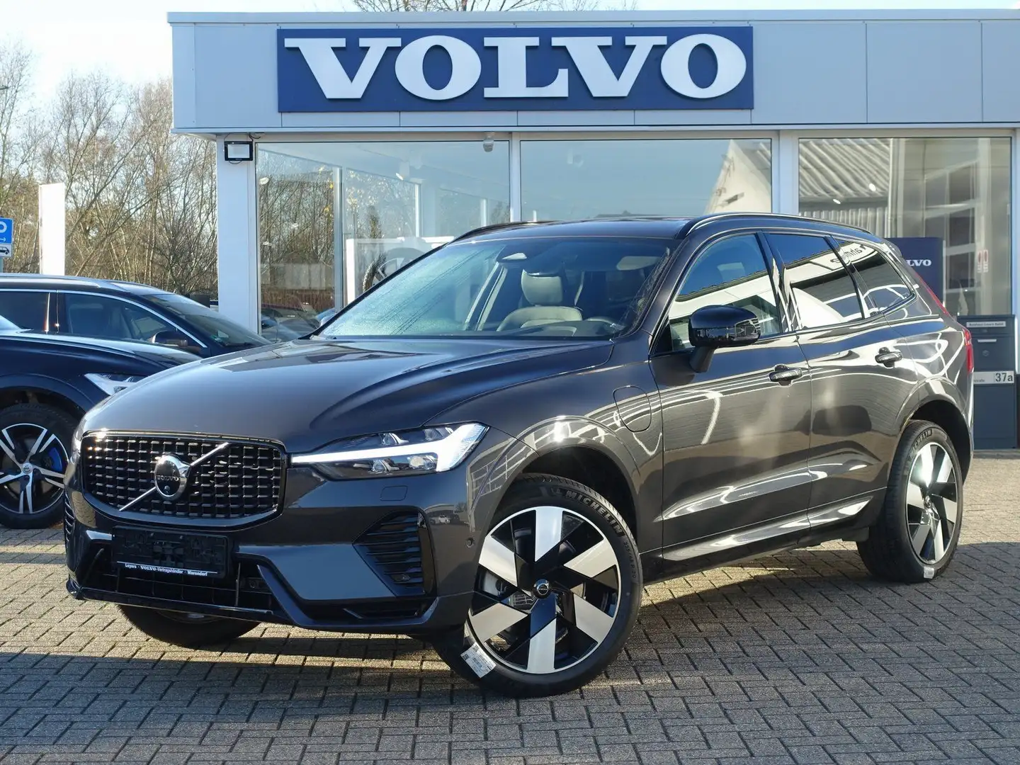 Volvo XC60 Plus T6 AWD Plug-in Hybrid/360°Cam/AHK/BLIS Grau - 1