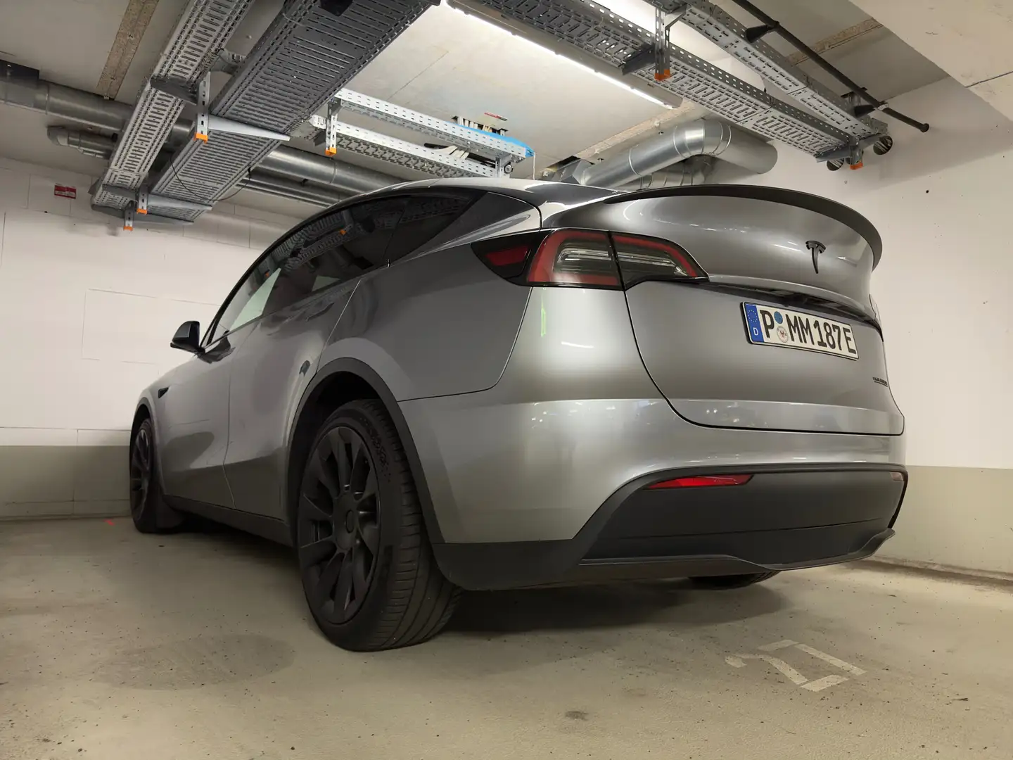 Tesla Model Y Model Y Long Range Dual Motor AWD Silber - 1