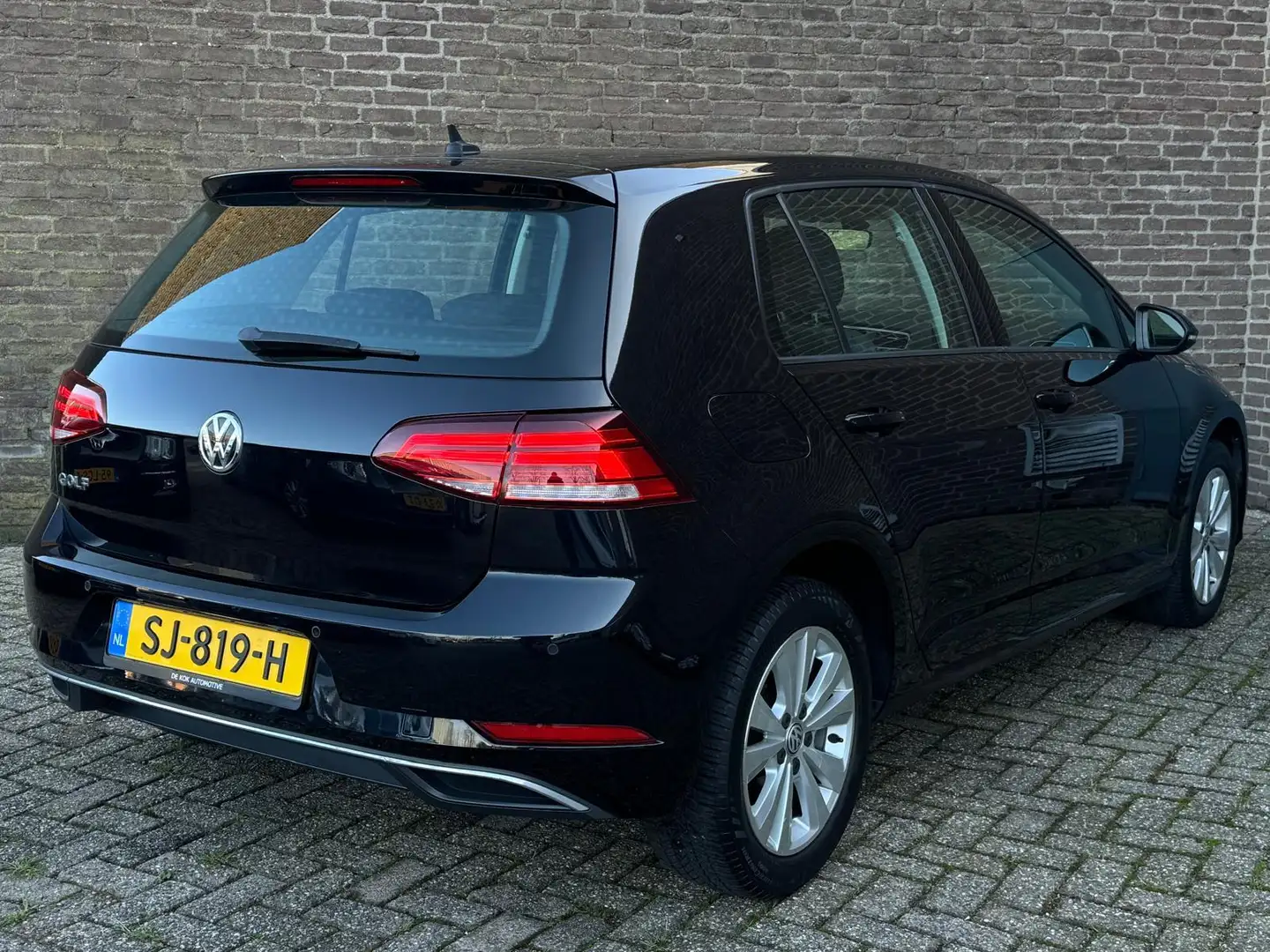 Volkswagen Golf 1.0 TSI 110pk Comfortline Carplay Navi Adapt-Cruis Zwart - 2