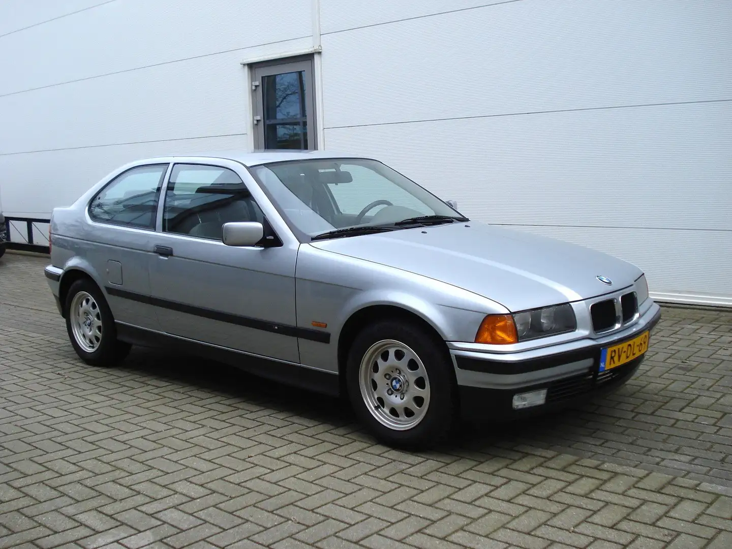 BMW 318 Compact 318ti Gümüş rengi - 1