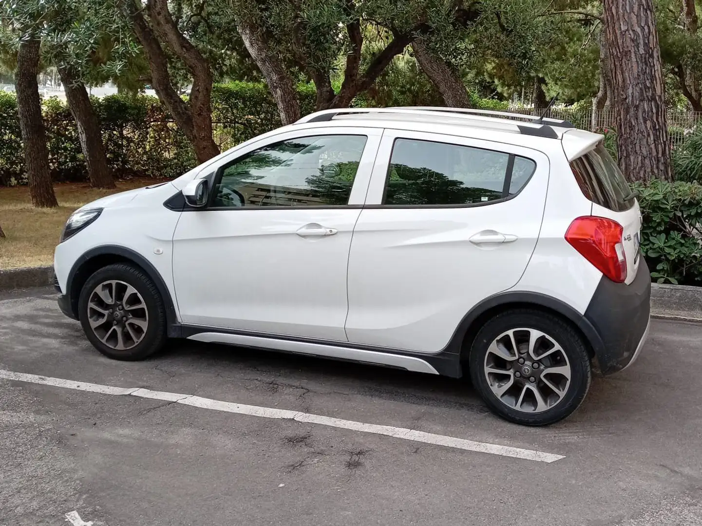 Opel Karl Karl 1.0 Rocks 73cv my19 Bianco - 2