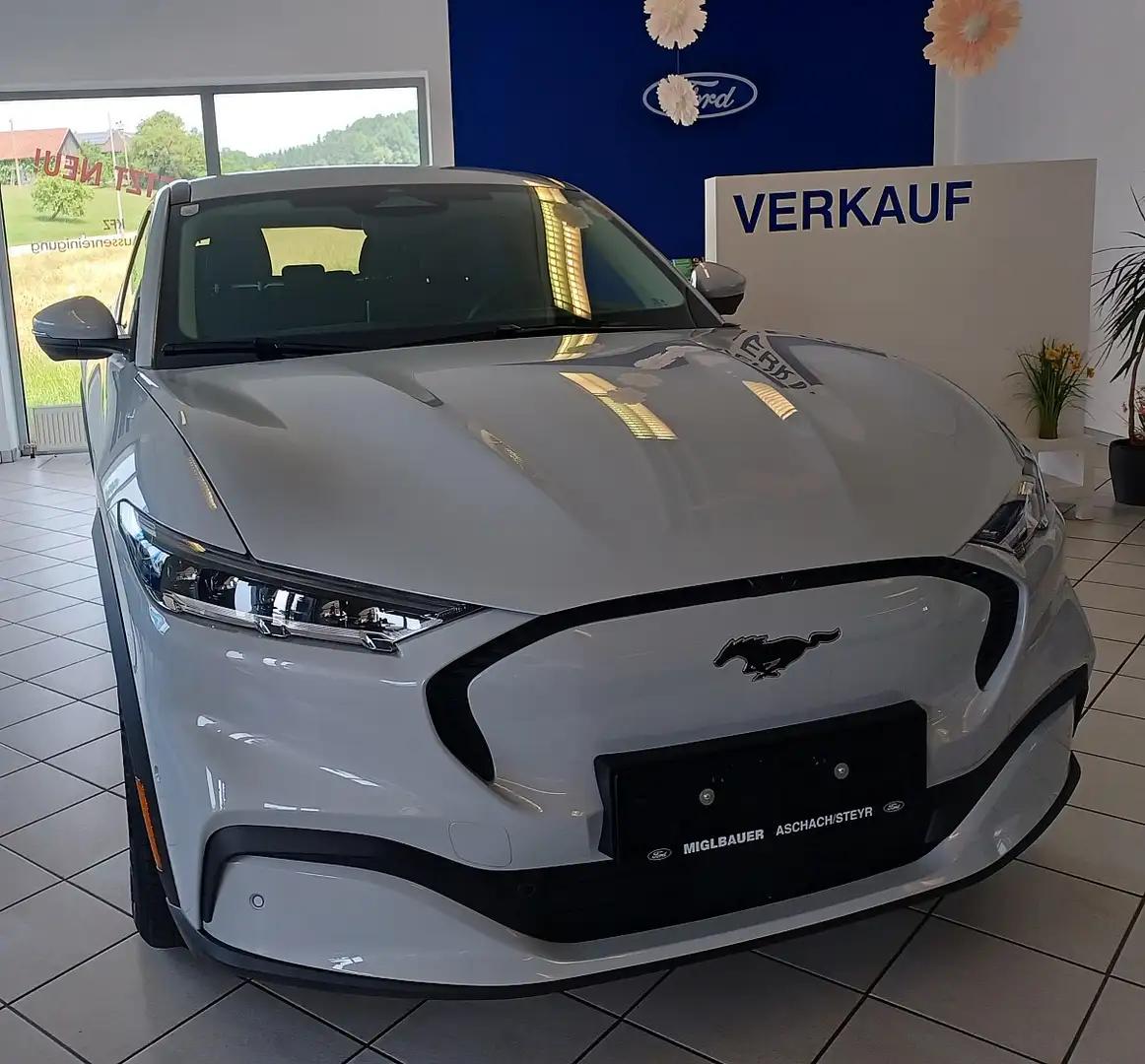 Ford Mustang Mach-E Elektro Extended Range Weiß - 2