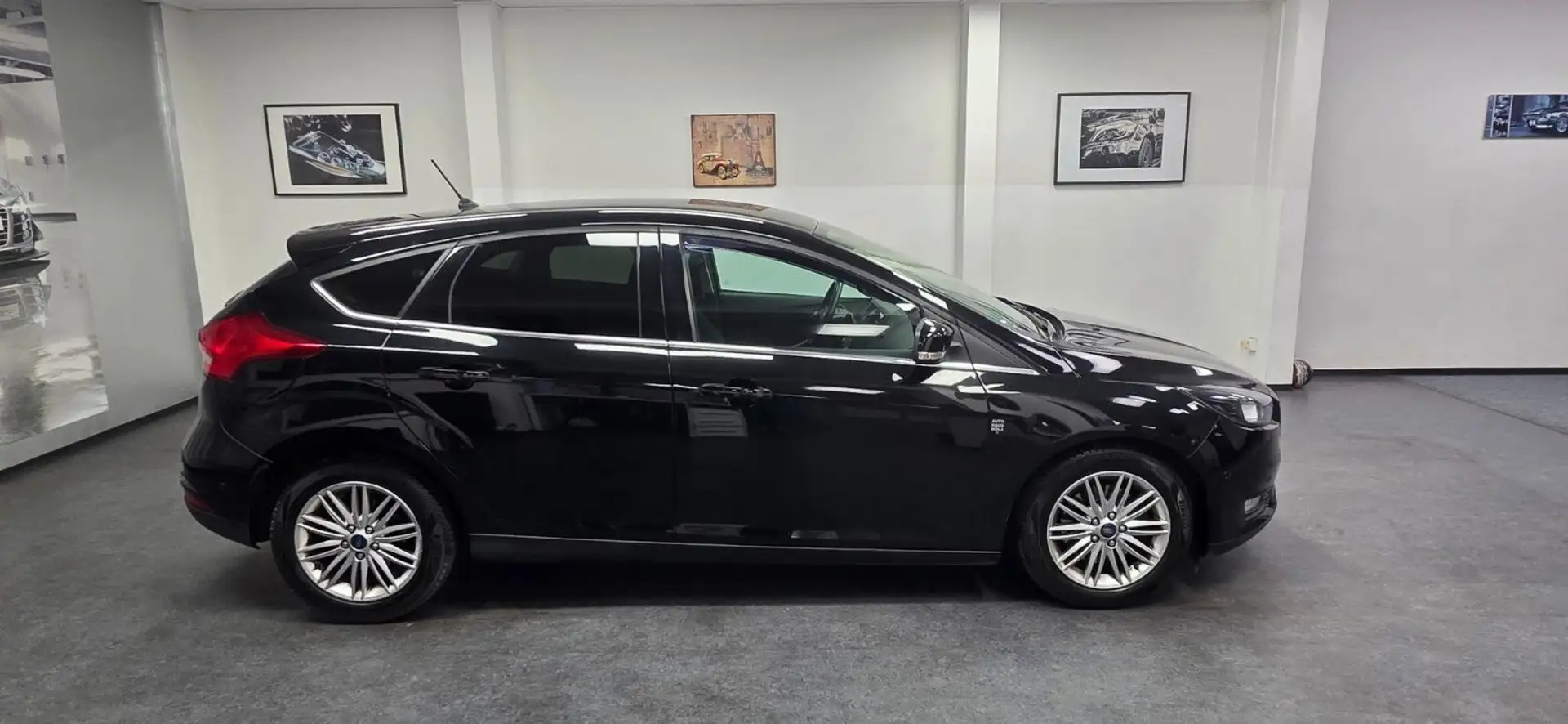 Ford Focus 1,5 Limo Aut 70.000 km PDC TÜV 01/2027 Schwarz - 1