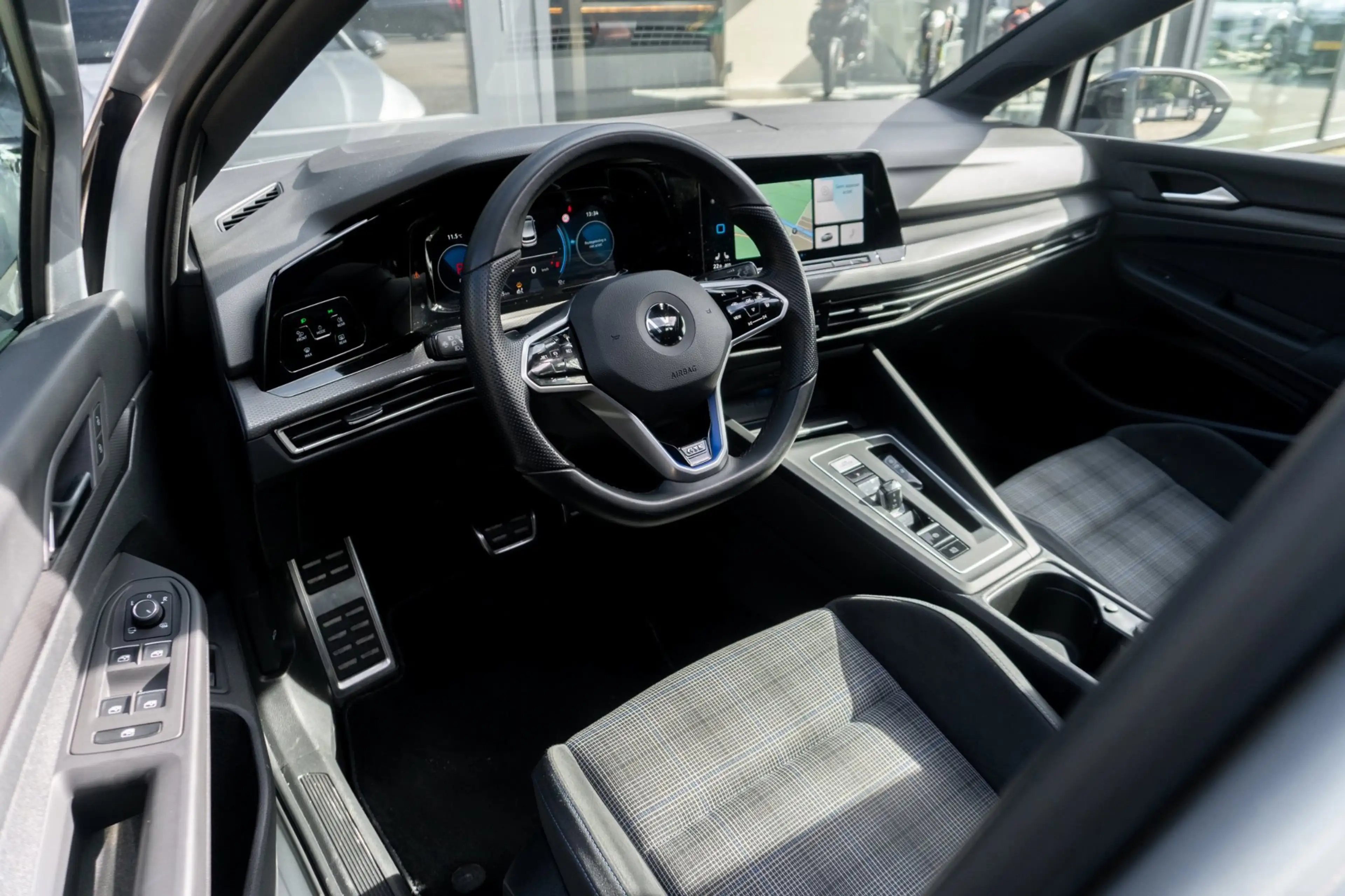 Volkswagen Golf GTE 1.4 eHybrid — photo 14