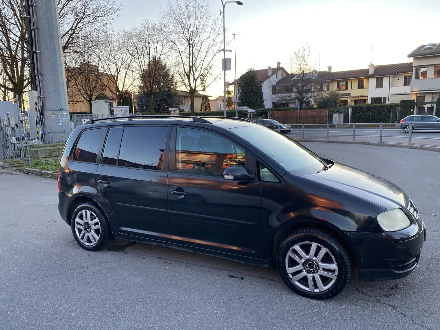 Volkswagen Touran 2.0 tdi Trendline 140cv Schwarz - 1