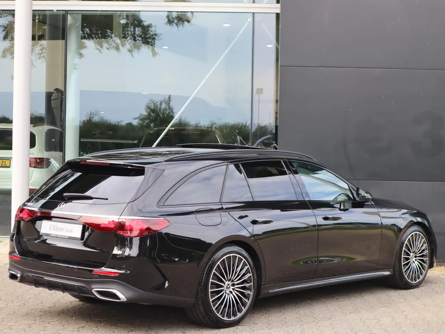 Mercedes-Benz E 300 Estate e AMG Line Zwart - 2