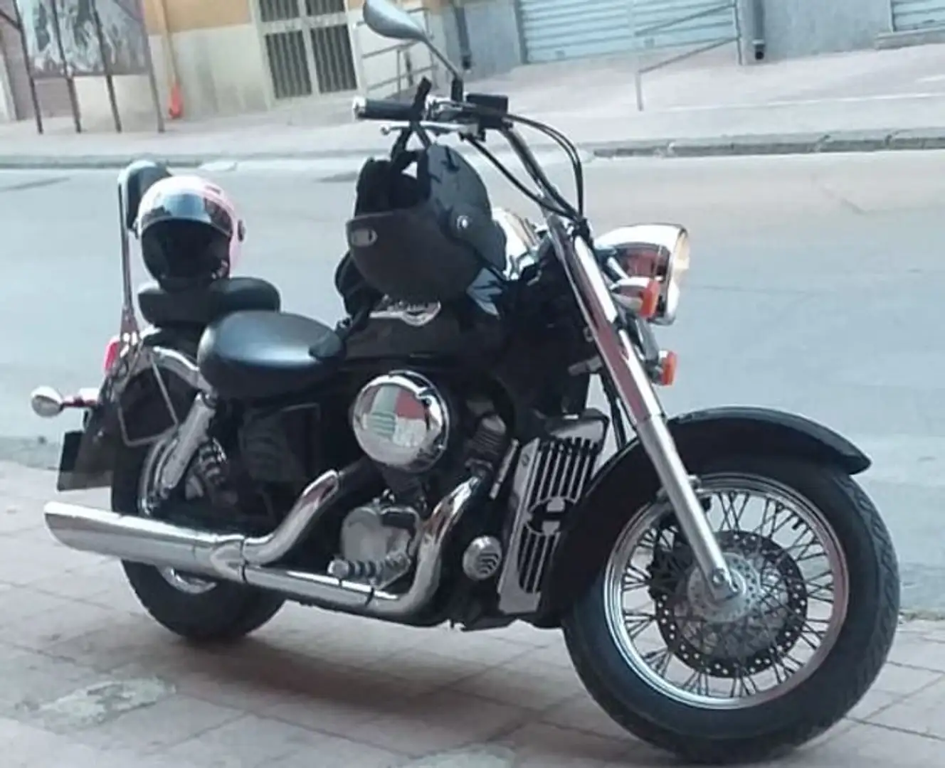 Honda Shadow 750 Чорний - 2