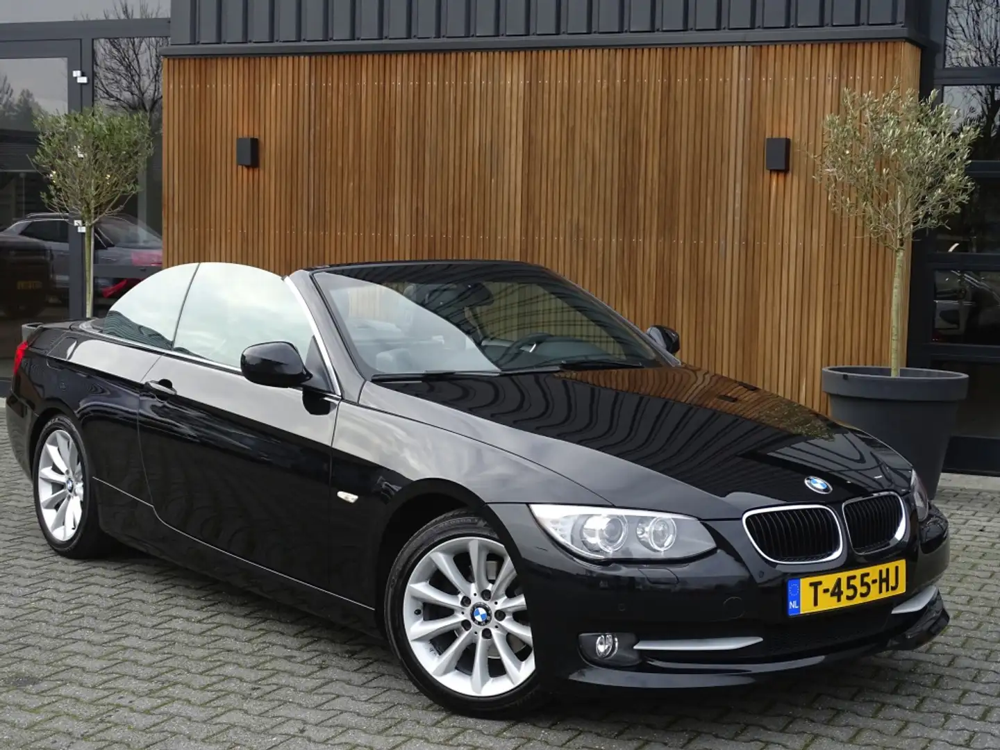 BMW 320 3-serie Cabrio 320i 163PK / High Executive / 2012 Zwart - 2