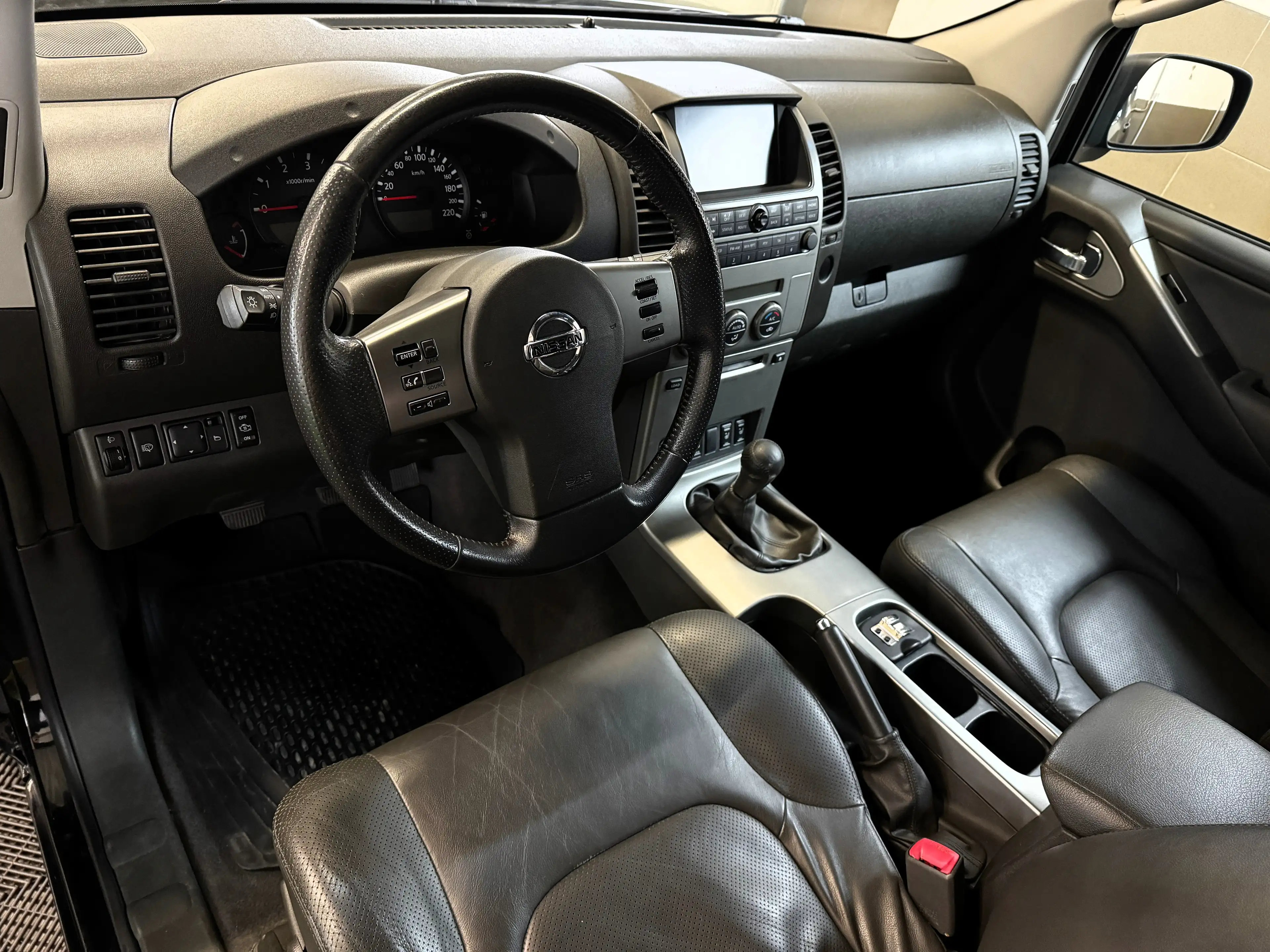 Nissan Navara Double Cab 2.5 4X4 Offroad/Typisiert/Leder/Navi — photo 11