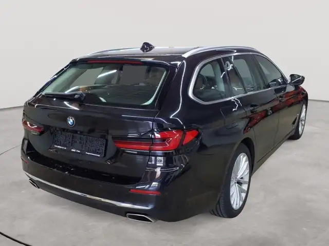 BMW 5 Series view 4