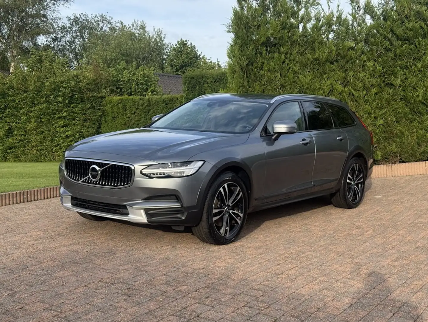 Volvo V90 Cross Country 2.0 D4 AWD Pro / LEDER / PDC / CARPLAY / TREKHAAK / 4X4 ++ Grau - 2
