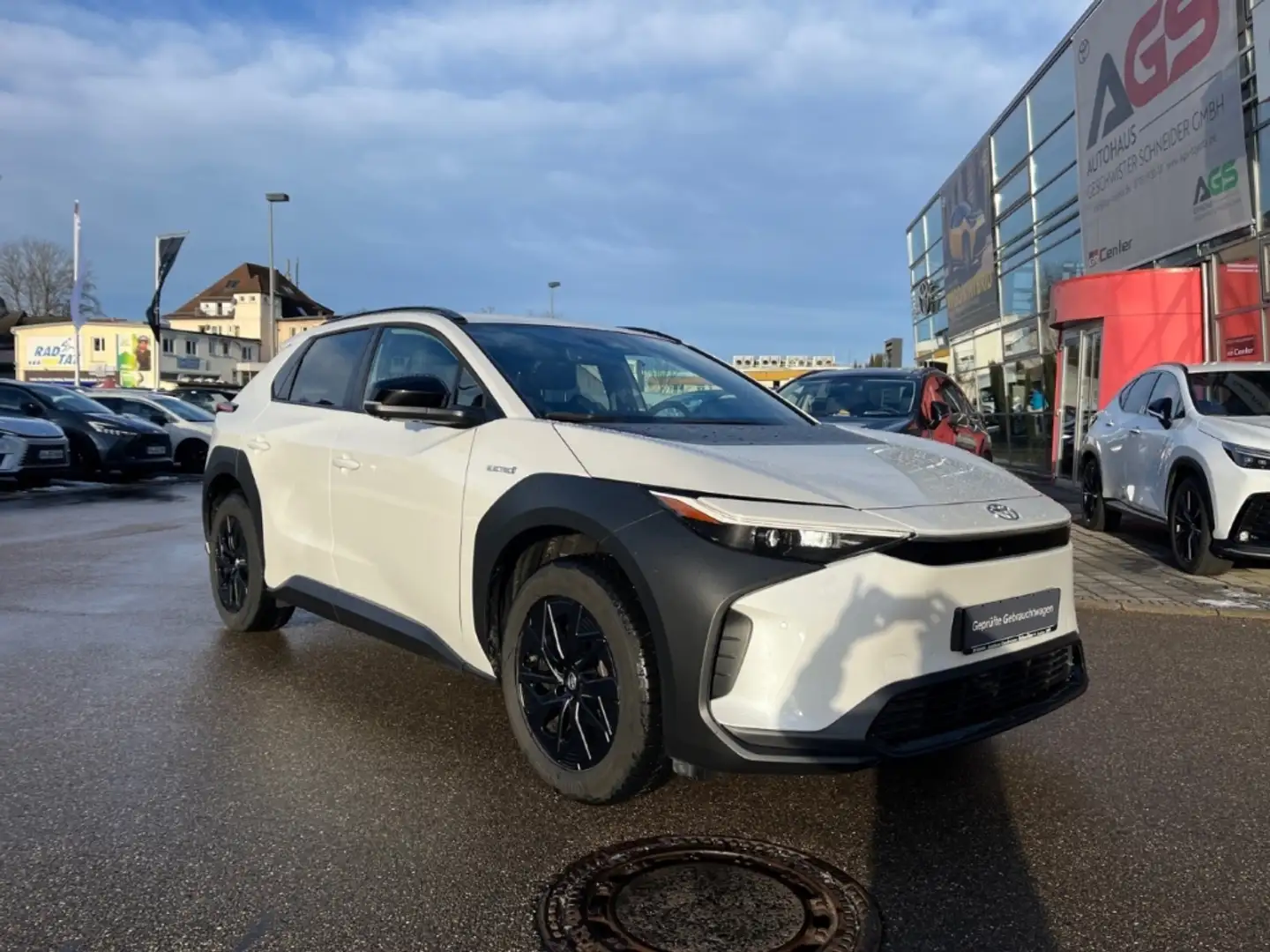 Toyota bZ4X Basis 150kw mit Comfort-Paket Inkl. Wintrerräder A Weiß - 2