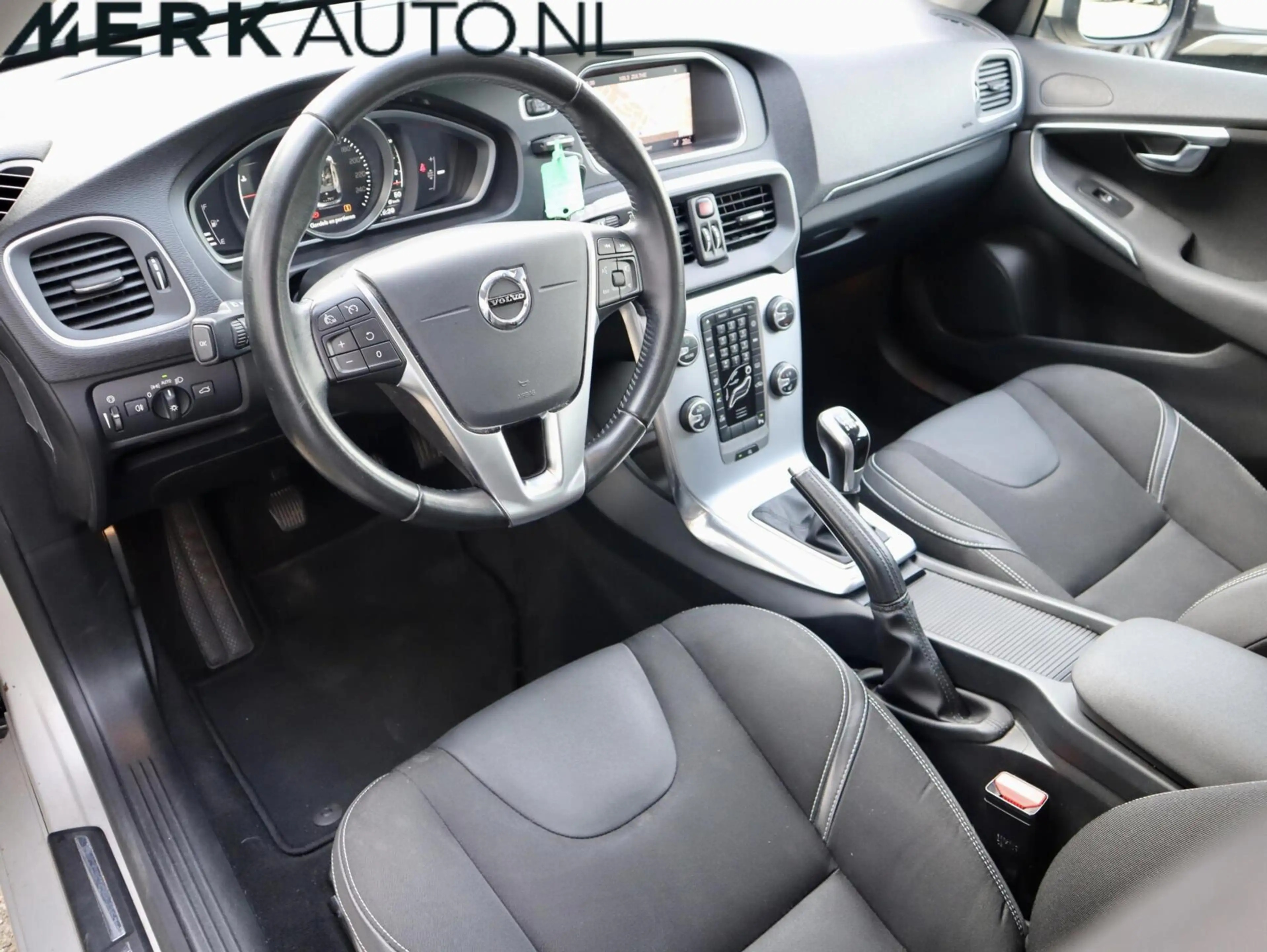 Volvo V40 2.0 T2 Nordic+, Standkachel, Stoelverwarming — photo 2