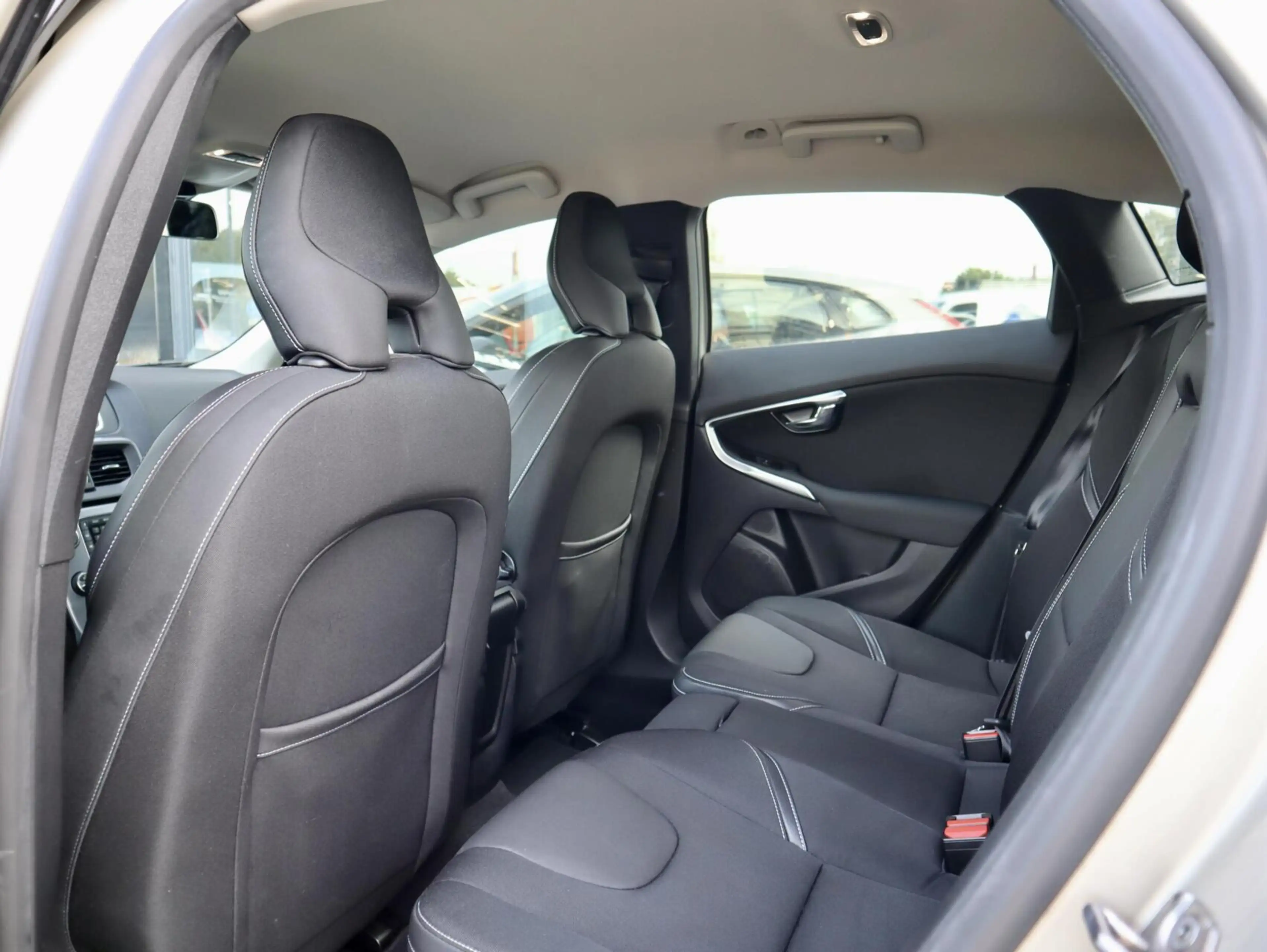 Volvo V40 2.0 T2 Nordic+, Standkachel, Stoelverwarming — photo 14