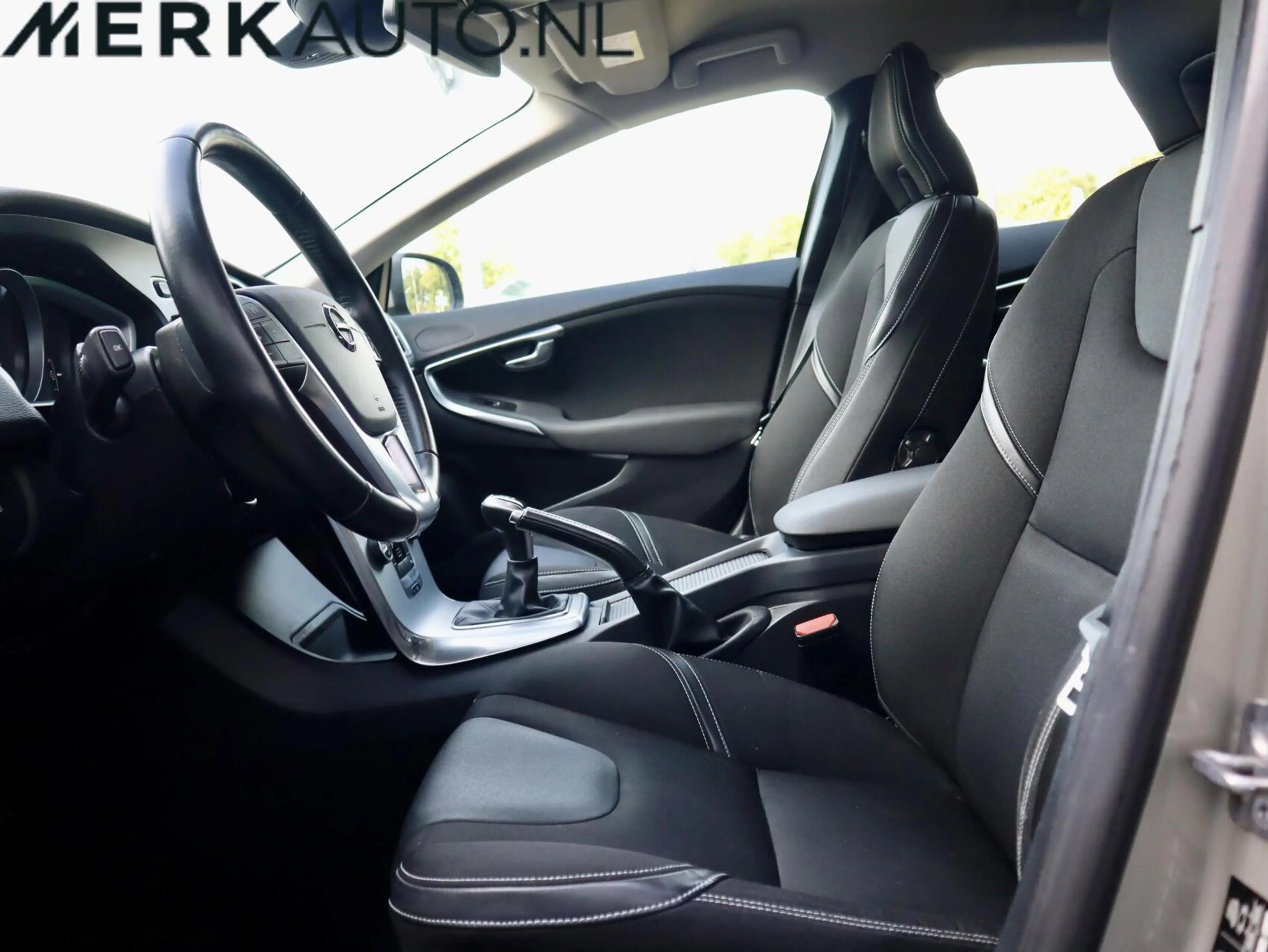 Volvo V40 2.0 T2 Nordic+, Standkachel, Stoelverwarming — photo 4