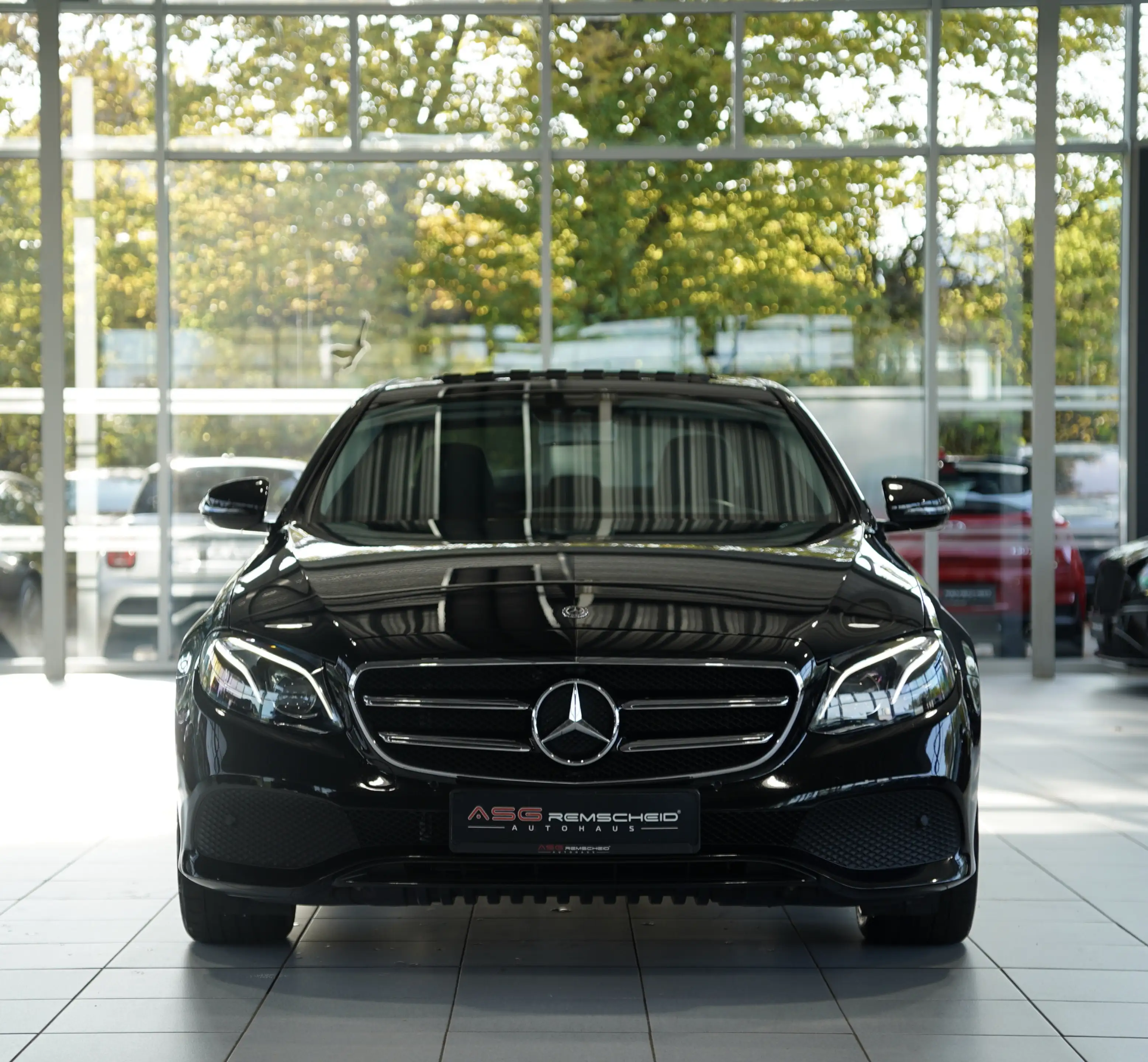 Mercedes-Benz E 220 d Limousine Avantgarde *2.H *Wide*GSD*AHK — photo 2